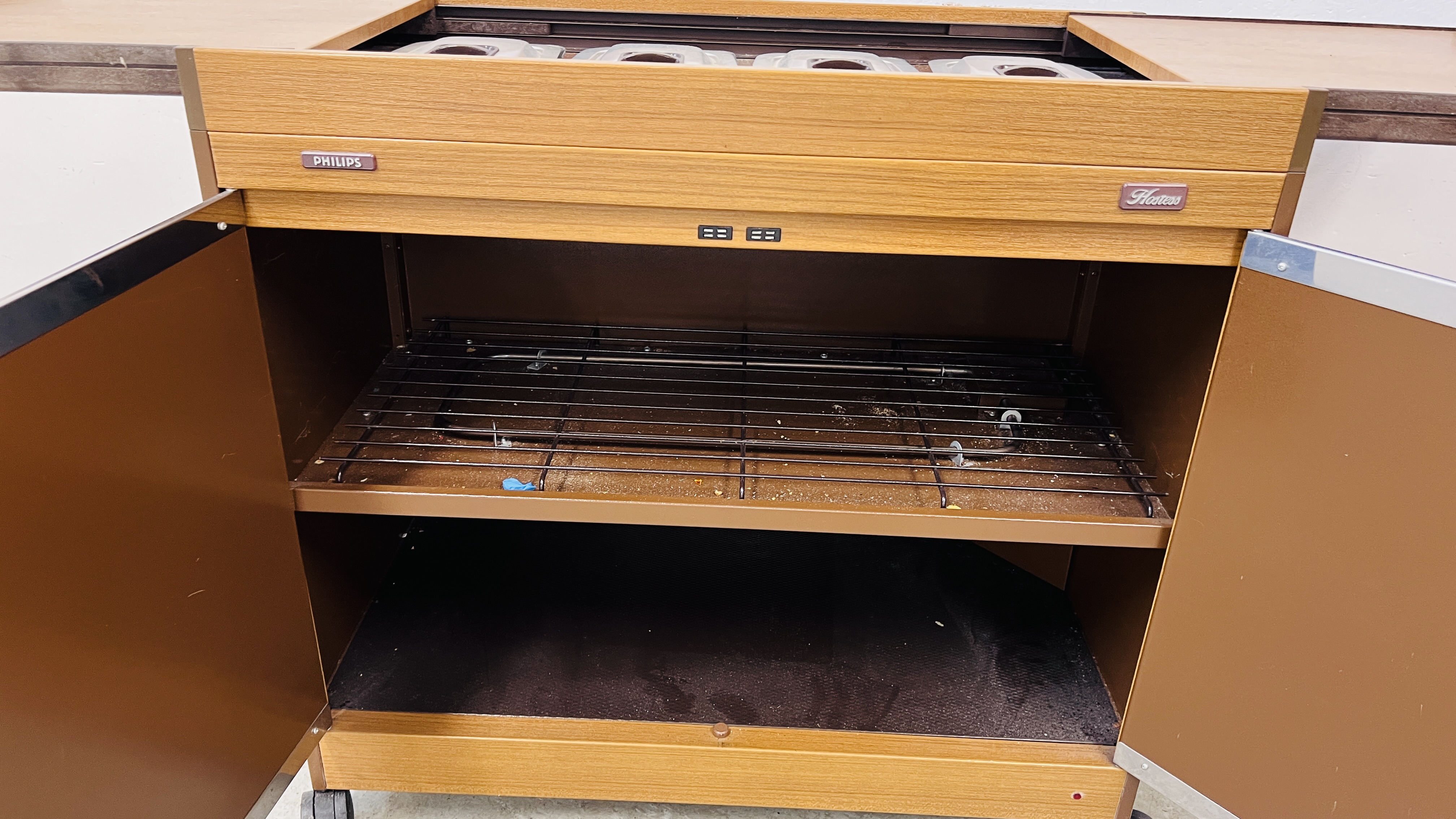 PHILIPS HOSTESS TROLLEY ALONG WITH A PHILIPS HOSTESS 4 SECTION WARMING BUFFET - SOLD AS SEEN. - Image 7 of 7