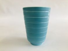 A WEDGEWOOD KEITH MURRAY VASE - HEIGHT 19CM.