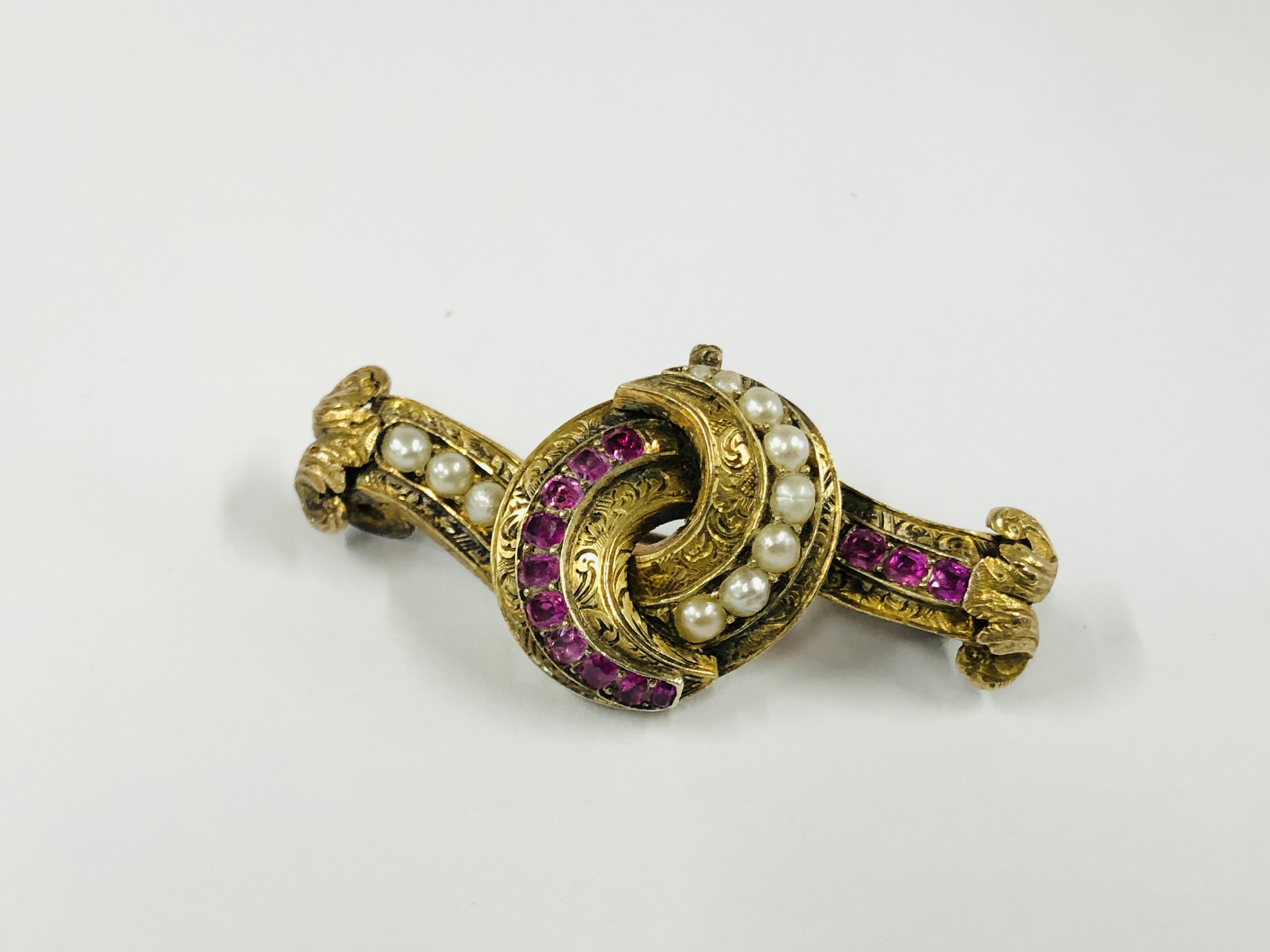 AN ANTIQUE GILT METAL PENDANT BROOCH SET WITH GARNETS & SEED PEARLS - L 5CM.