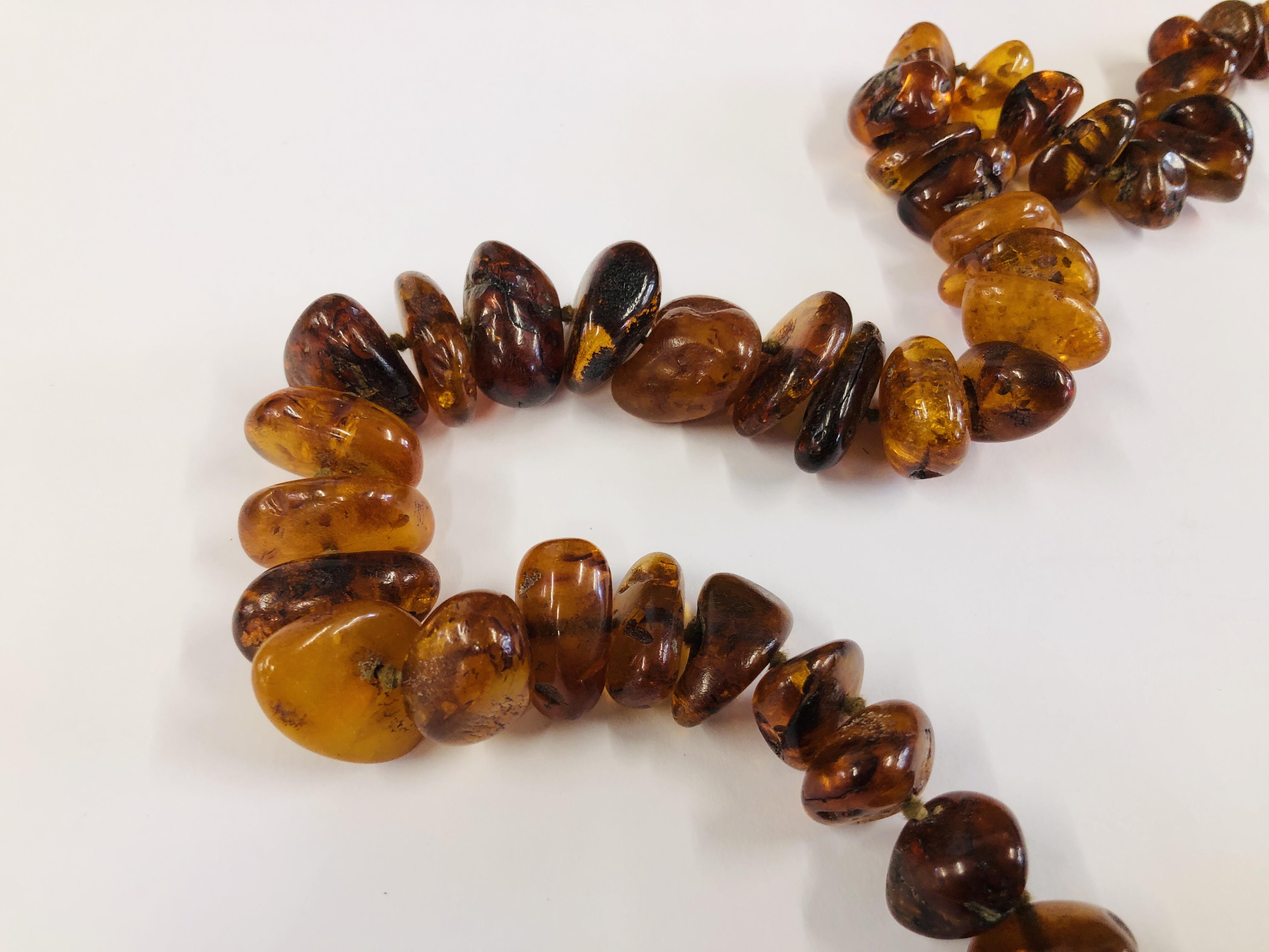 AN IMPRESSIVE STRAND OF POLISHED AMBER L 94CM. - Image 2 of 13