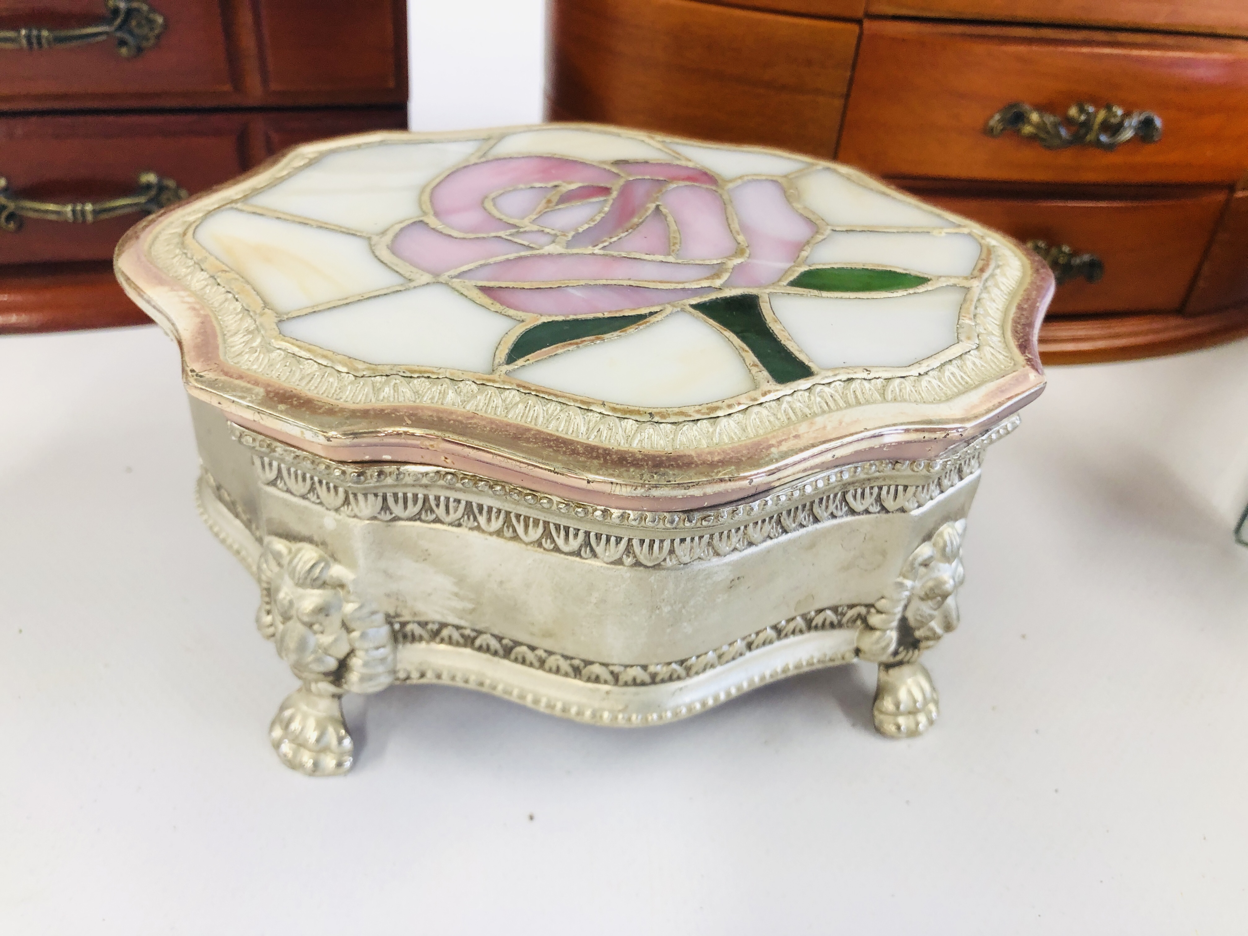 A GROUP OF 4 JEWELLERY BOXES AND CONTENTS TO INCLUDE AN EXTENSIVE COLLECTION OF COSTUME AND SILVER - Image 12 of 15