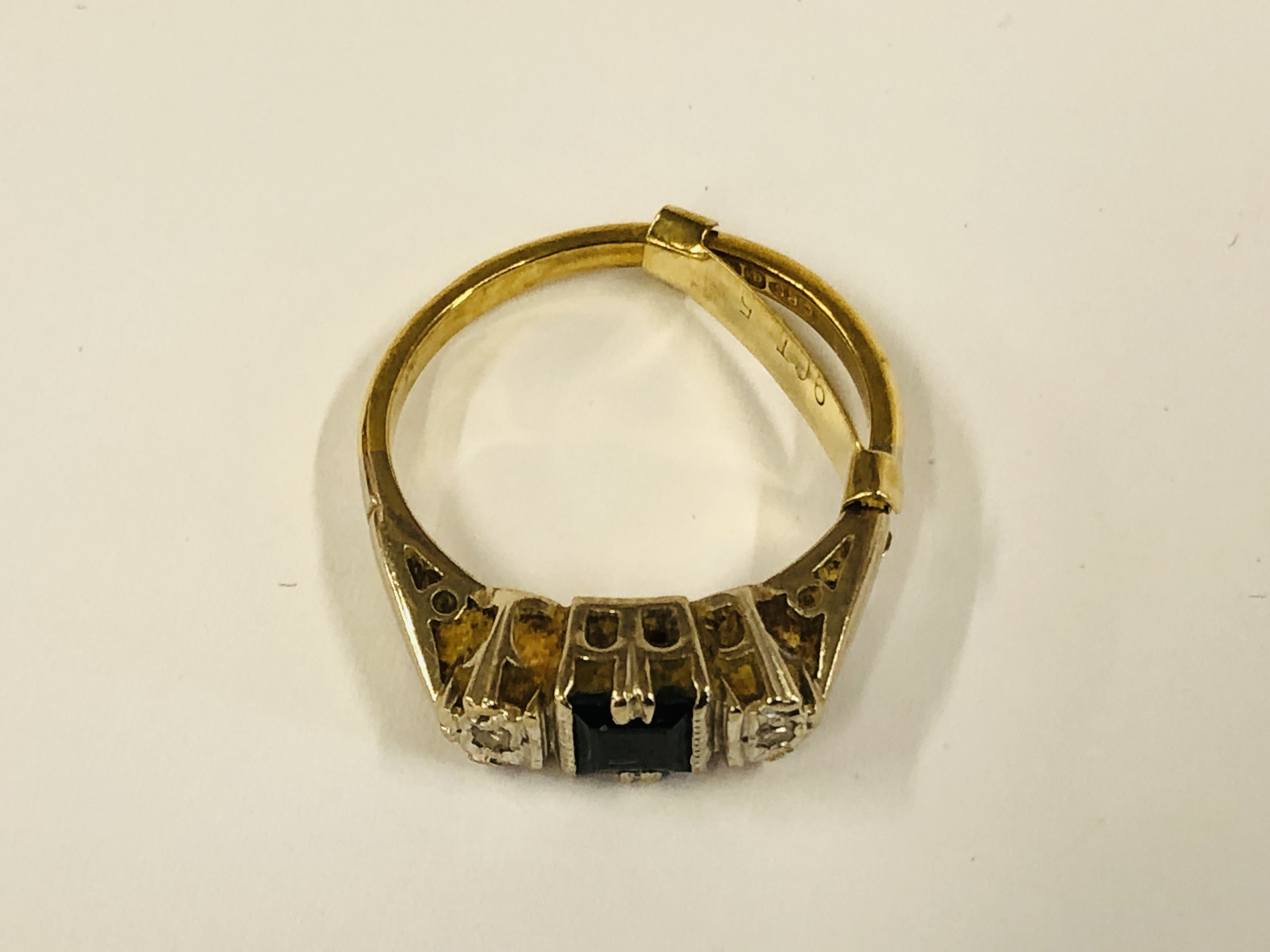 AN 18CT GOLD RING SET WITH CENTRAL BLUE SQUARE STONE AND A DIAMOND TO EITHER SIDE. - Image 2 of 9