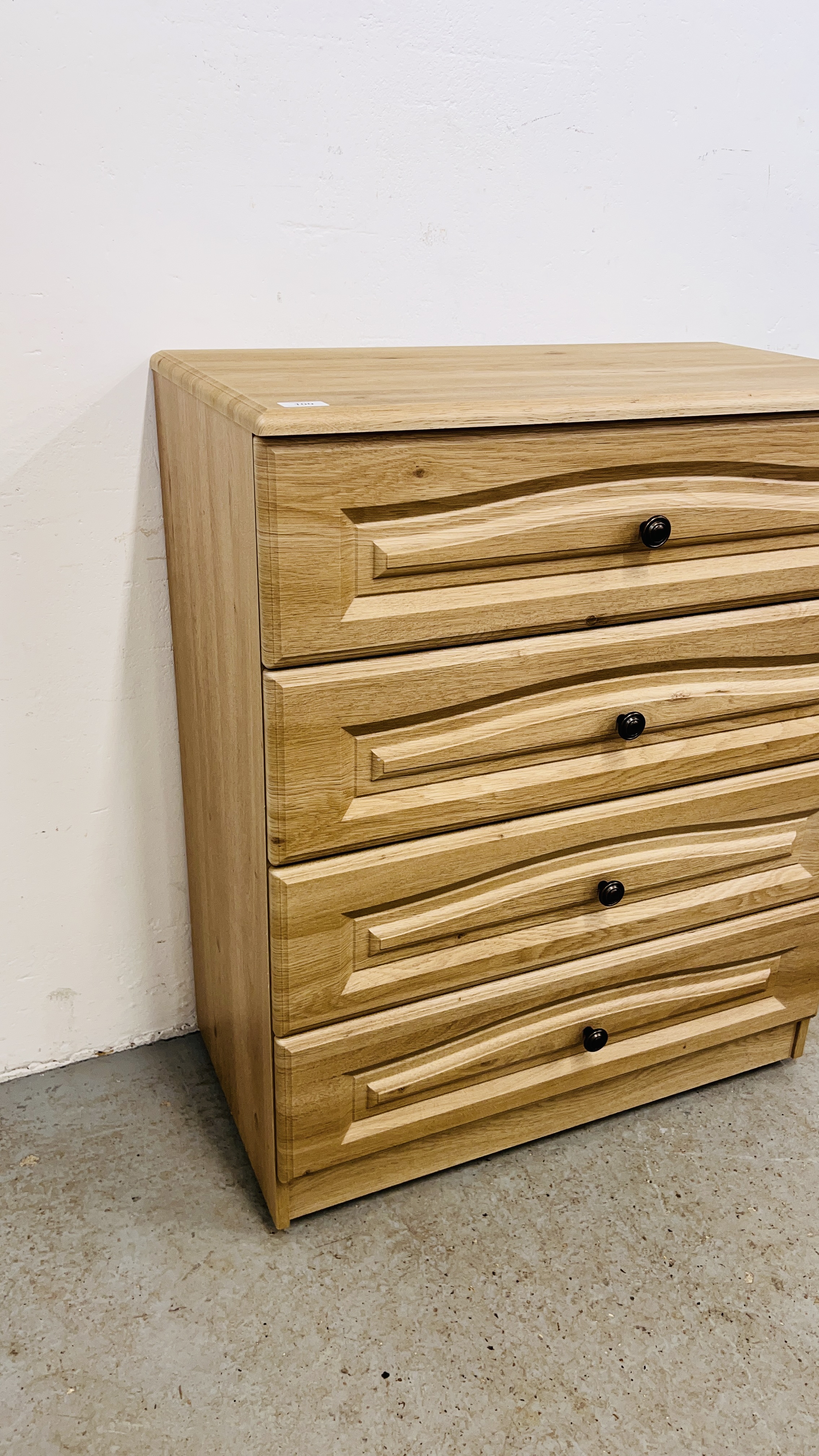 A MODERN LIGHT OAK FINISH FOUR DRAWER BEDROOM CHEST - W 77CM. D 41CM. H 93CM. - Image 5 of 9