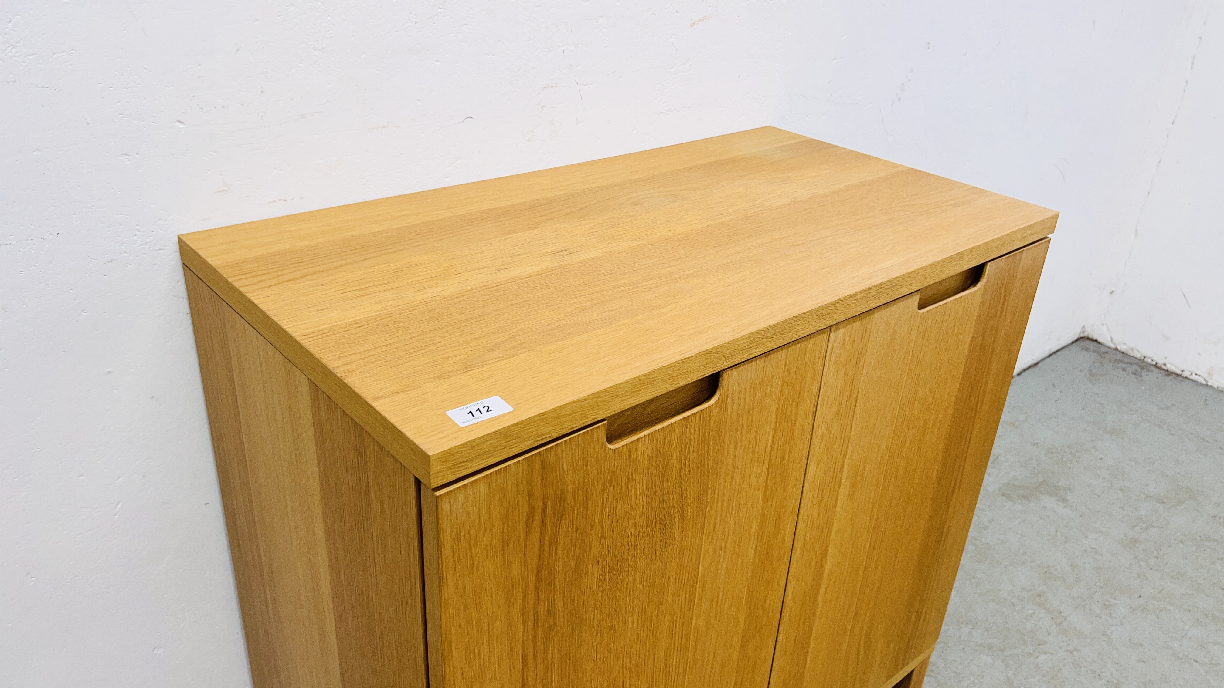 A MODERN LIGHT OAK FINISH TWO DOOR CABINET WITH SHELVED INTERIOR. - Image 3 of 9