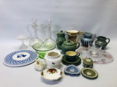 A GROUP OF CERAMICS, GLASS, POTTERY & STONEWARE TO INCLUDE ART GLASS CAKE STAND, DENBY,