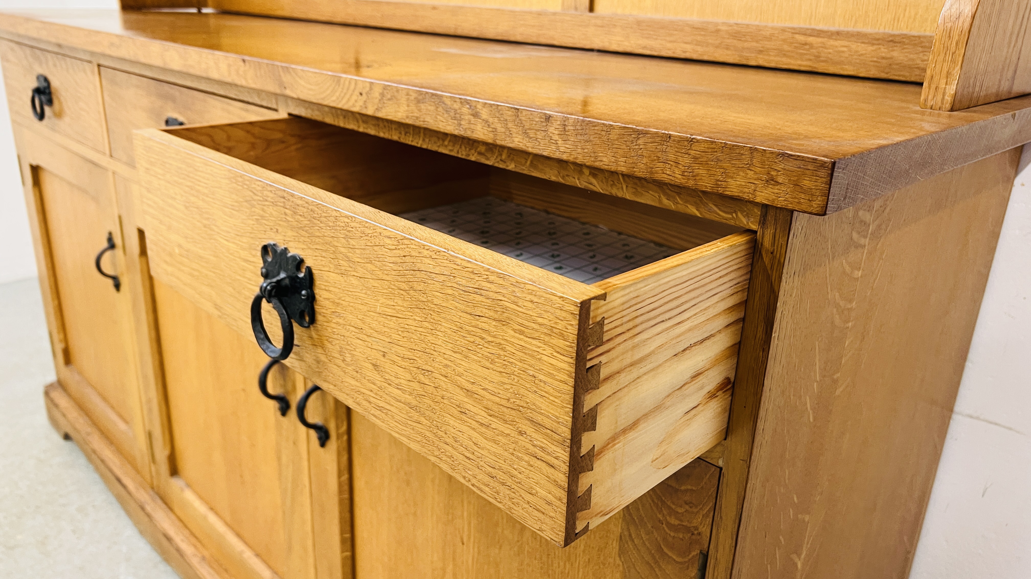 A HEAVY LIGHT OAK FINISH THREE DRAWER THREE DOOR WELSH STYLE DRESSER LENGTH 162CM. DEPTH 46CM. - Image 9 of 10