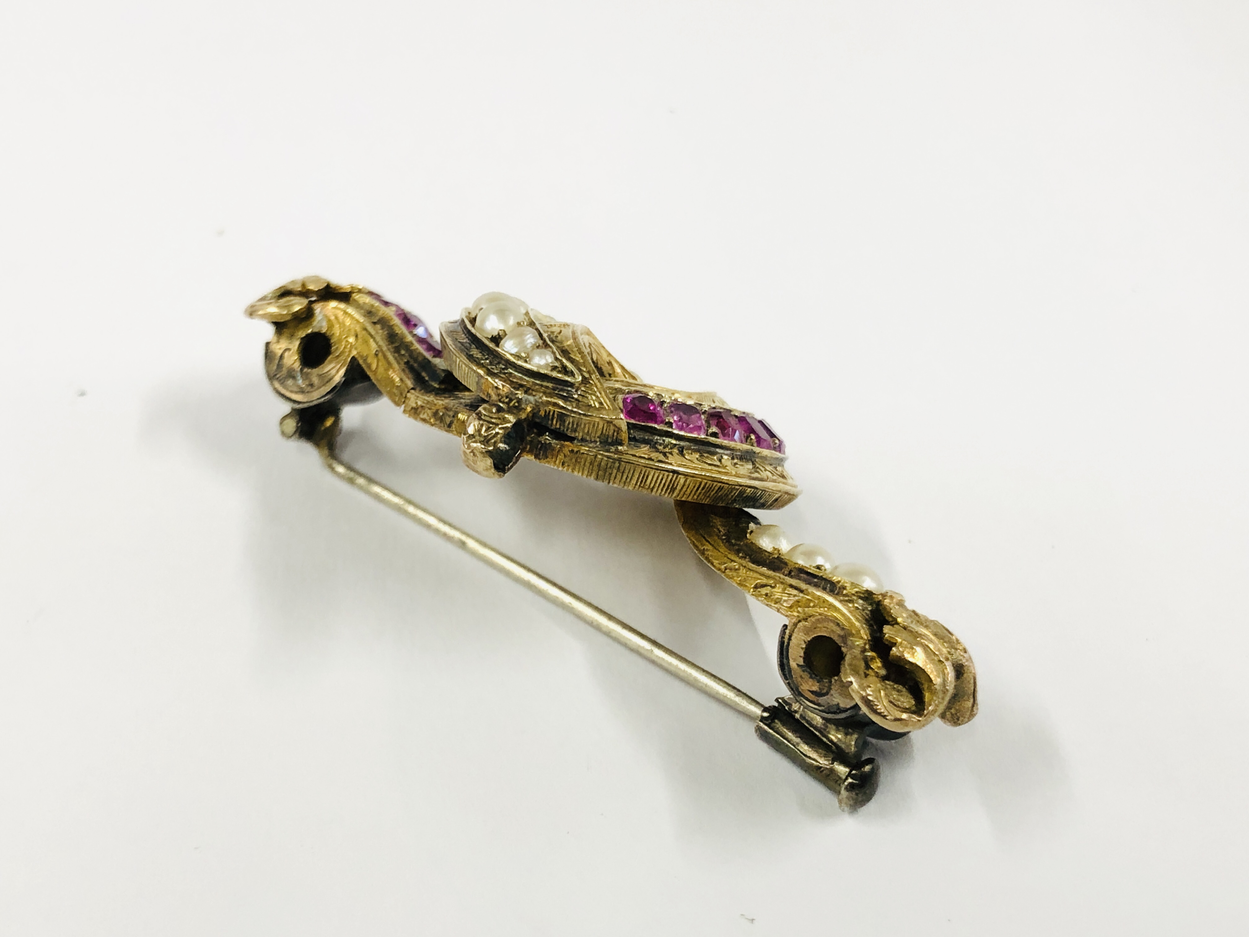 AN ANTIQUE GILT METAL PENDANT BROOCH SET WITH GARNETS & SEED PEARLS - L 5CM. - Image 5 of 11