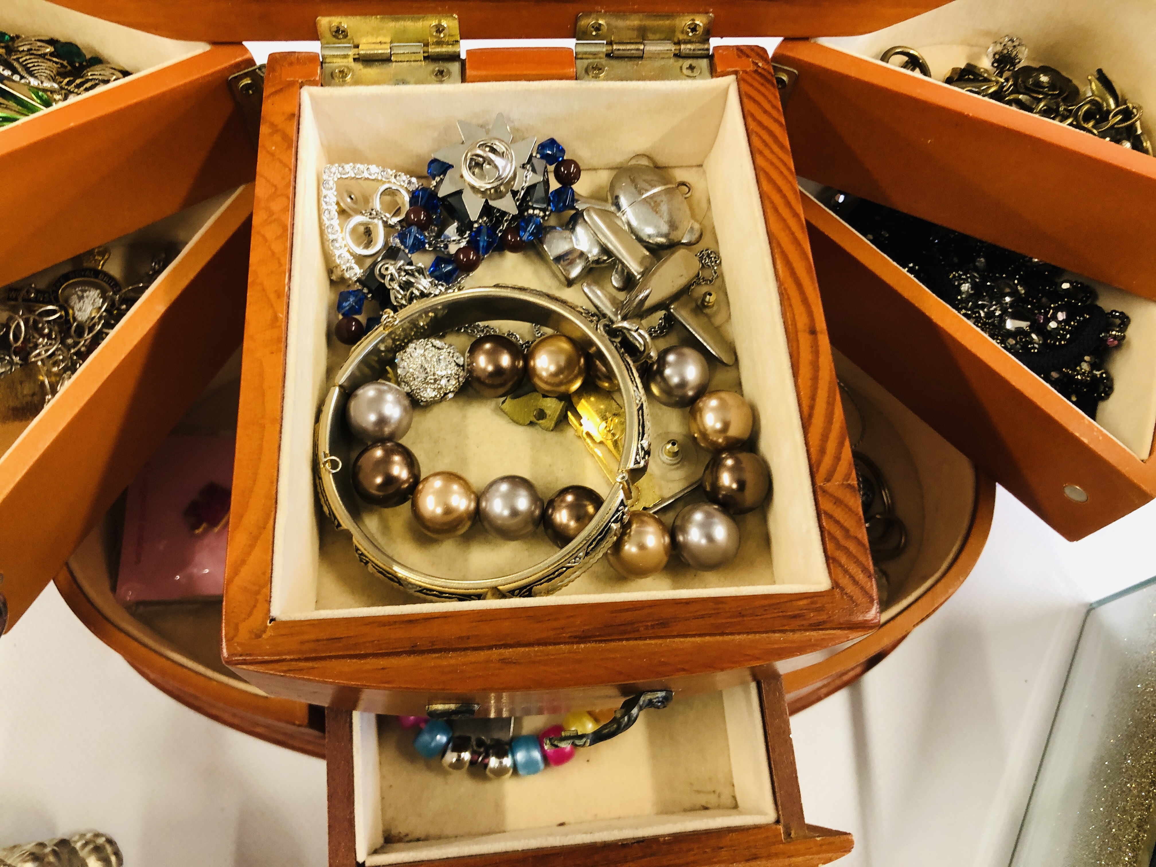 A GROUP OF 4 JEWELLERY BOXES AND CONTENTS TO INCLUDE AN EXTENSIVE COLLECTION OF COSTUME AND SILVER - Image 3 of 15