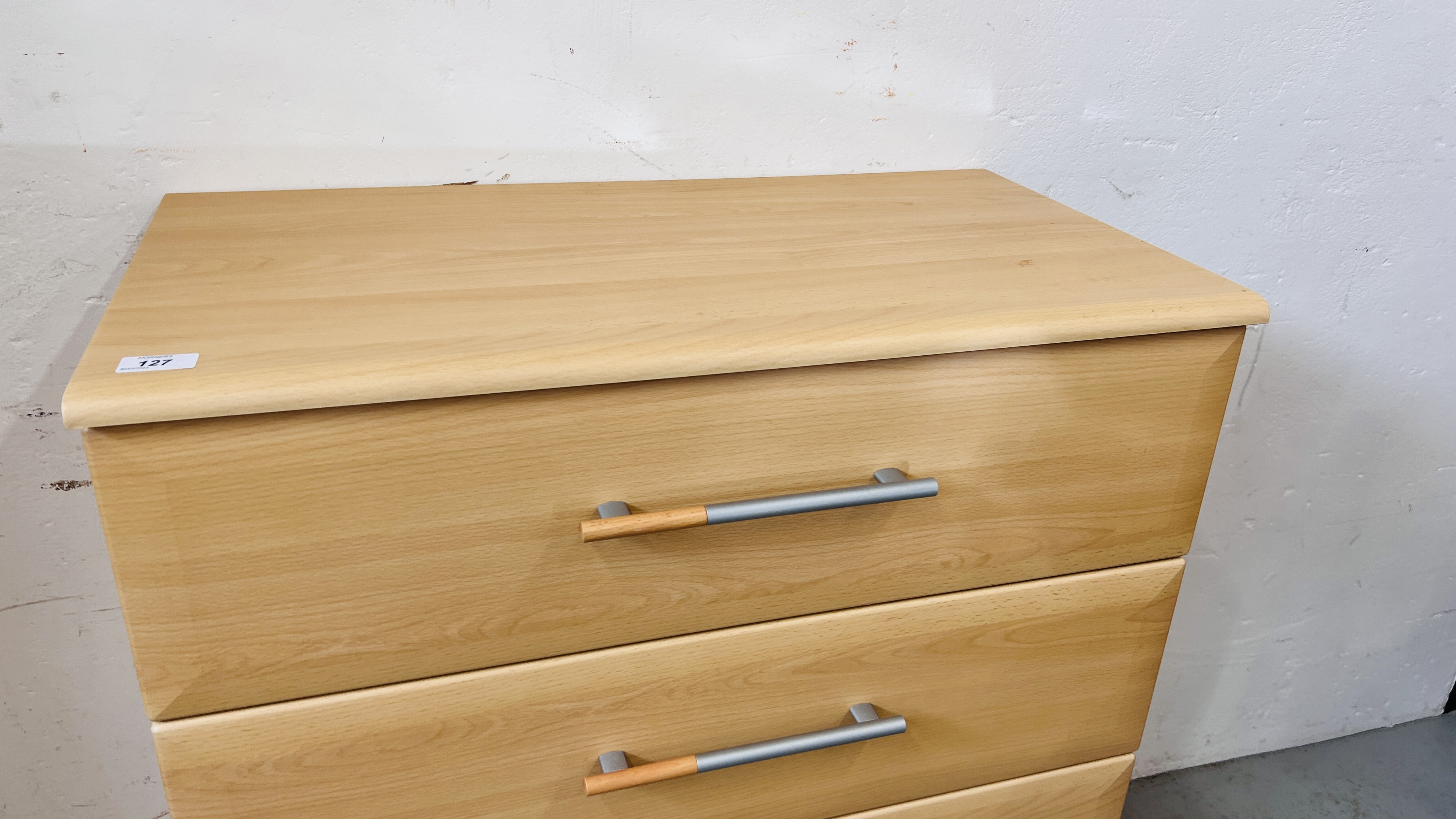 A MODERN BEECH WOOD FINISH FOUR DRAWER BEDROOM CHEST - W 77CM. D 41CM. H 94CM. - Image 2 of 6