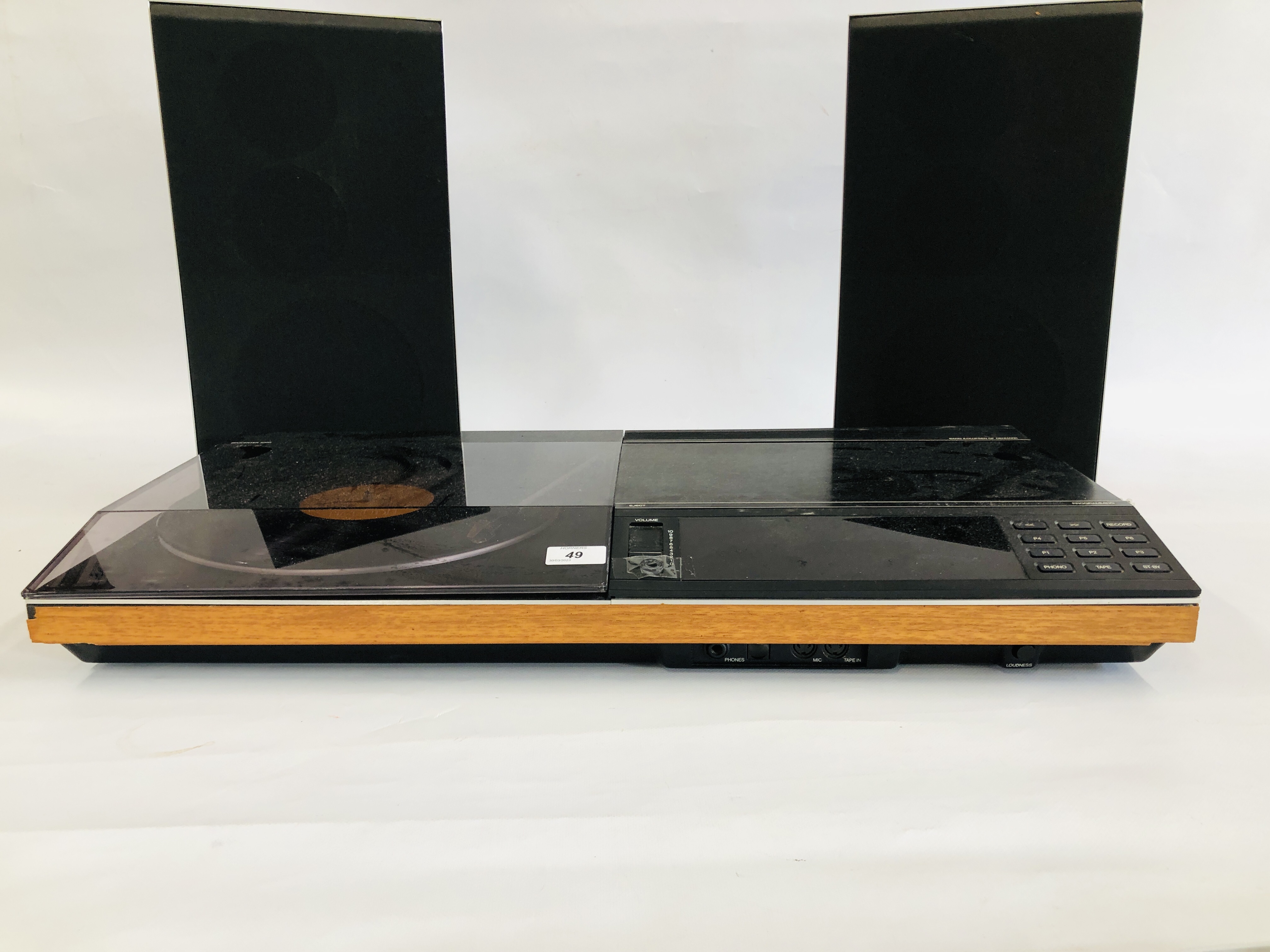 A BANG & OLUFSEN BEOCENTRE 5000 COMPLETE WITH A PAIR OF BEOVAX 545 SPEAKERS - SOLD AS SEEN. - Image 4 of 11