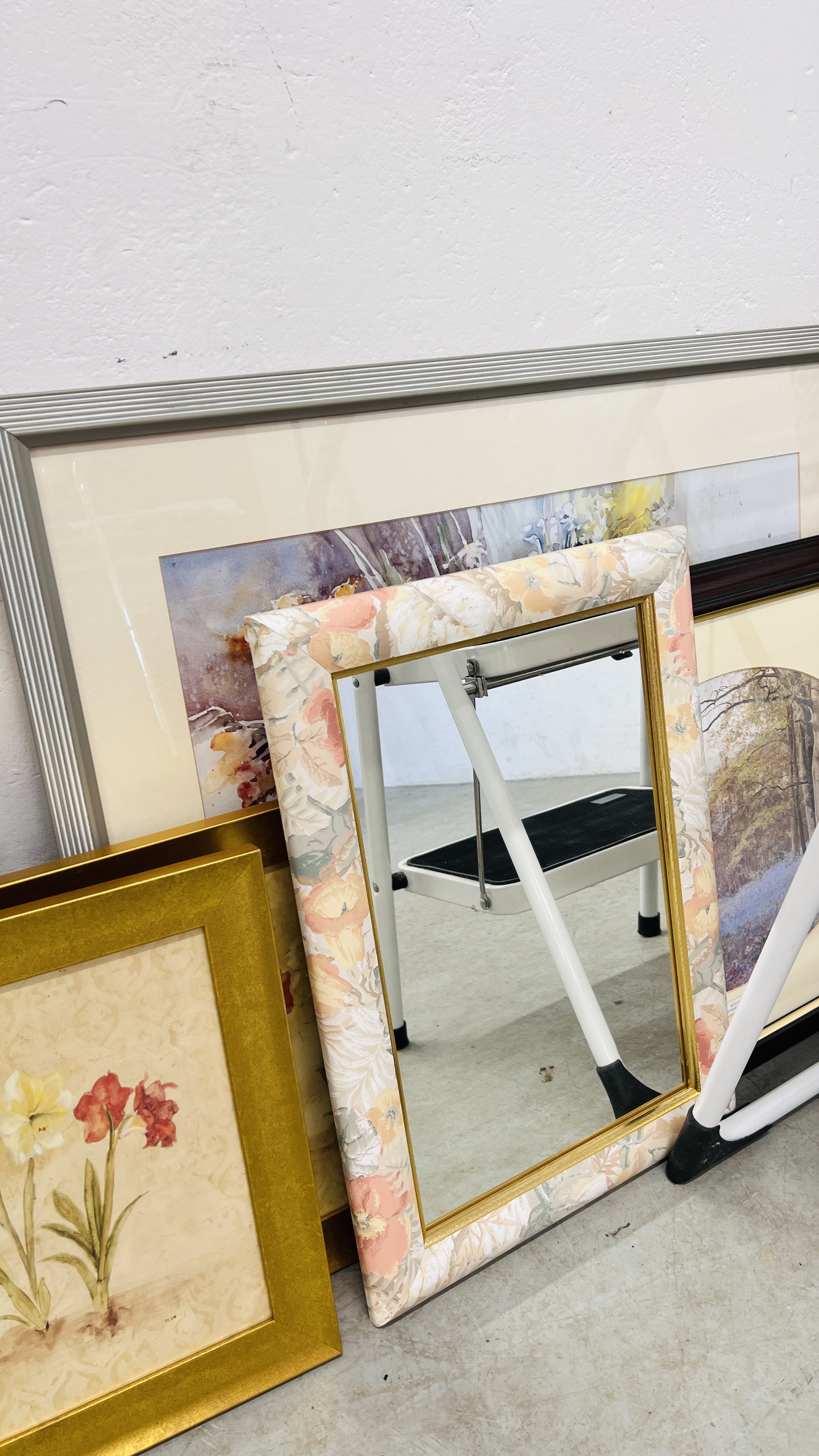 A GROUP OF FRAMED PRINTS AND MIRRORS TO INCLUDE BOTANICAL STUDIES / STILL LIFE, SENTIMENTAL ETC. - Image 3 of 6