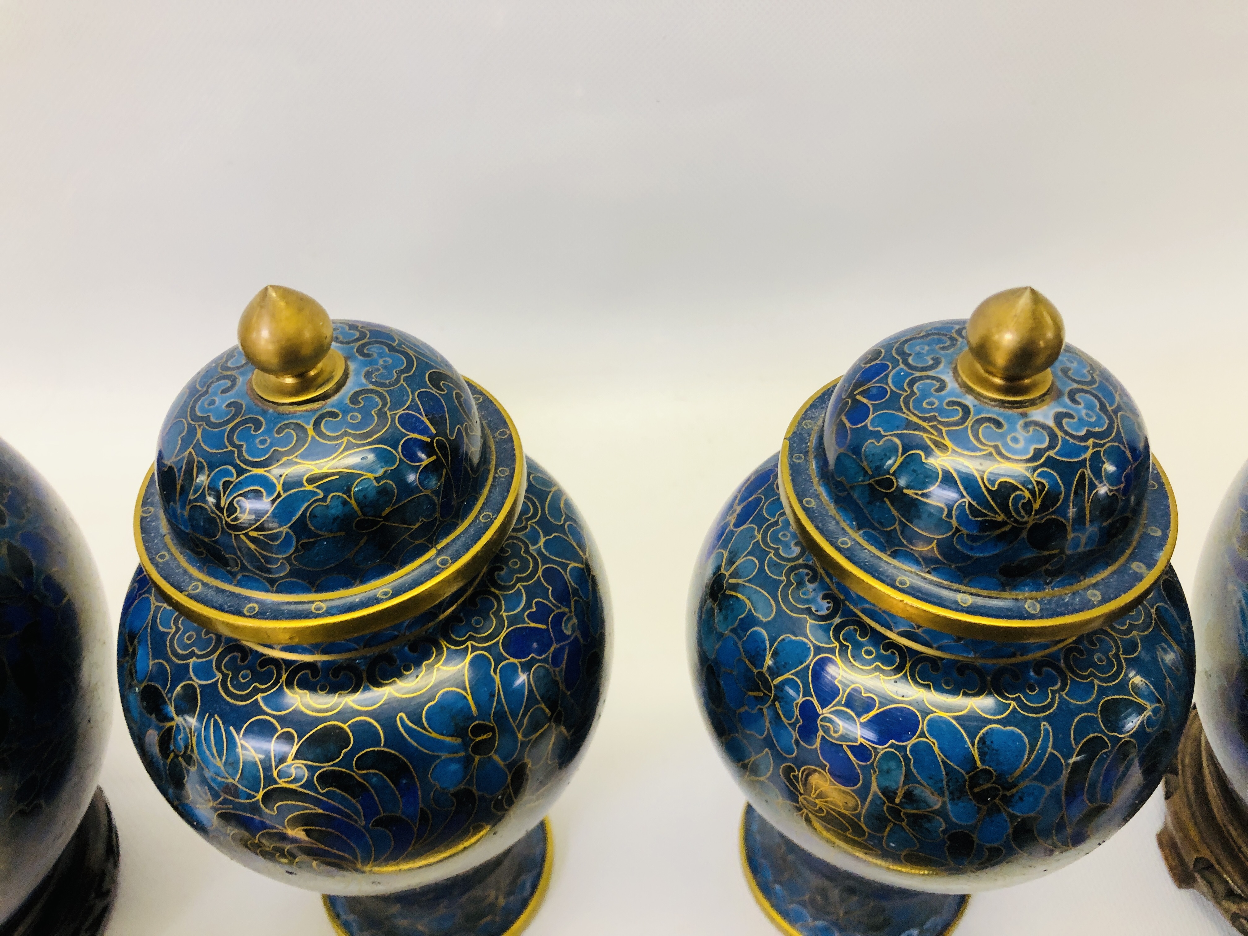 A PAIR OF ORIENTAL BRASS AND BLUE ENAMELLED CLOISONNE COVERED URNS H 20CM AND A PAIR OF MATCHING - Image 9 of 10