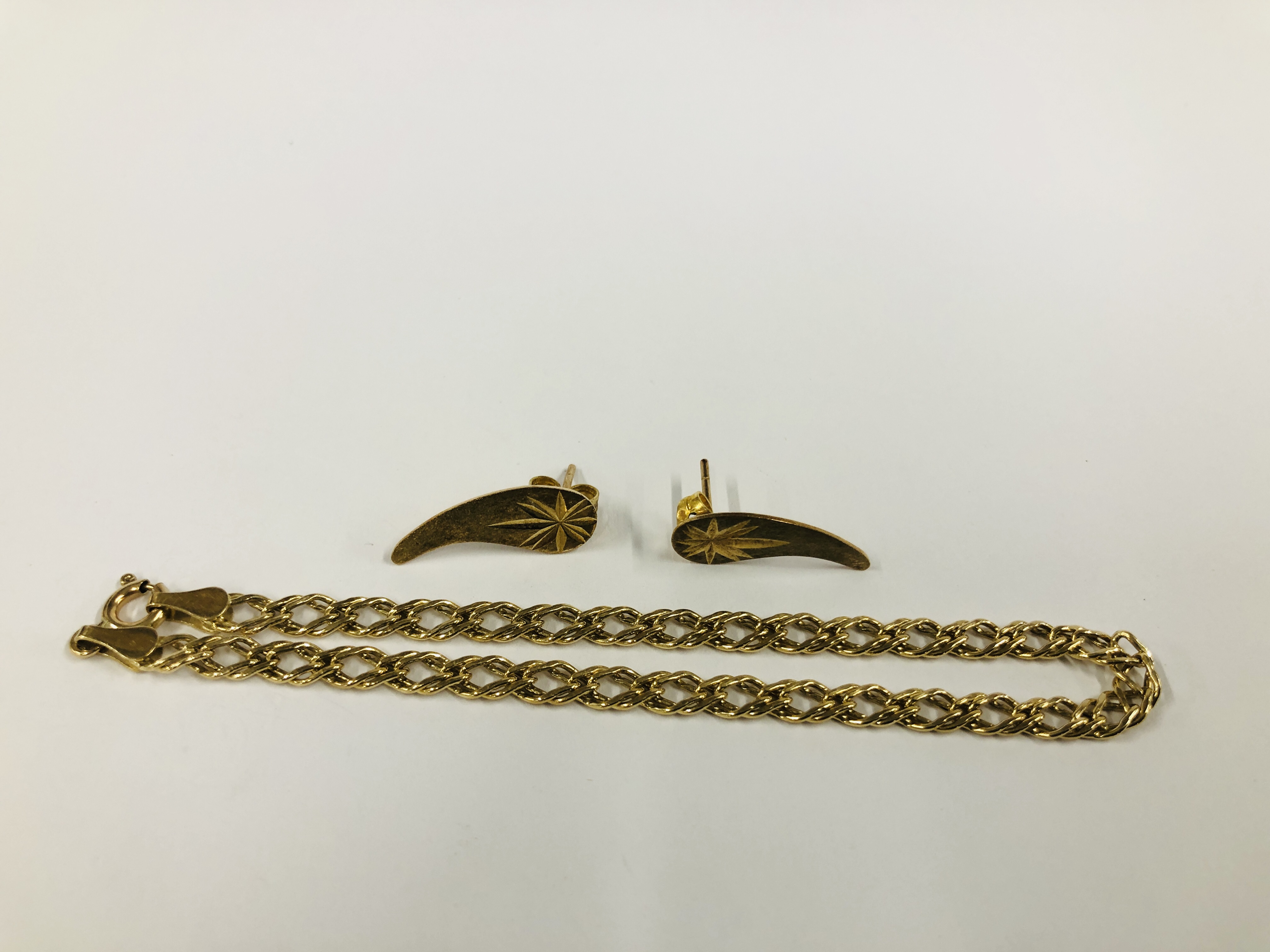 A LADY'S WOVEN LINK BRACELET MARKED 9CT + PAIR OF 9CT GOLD STUD EARRINGS.