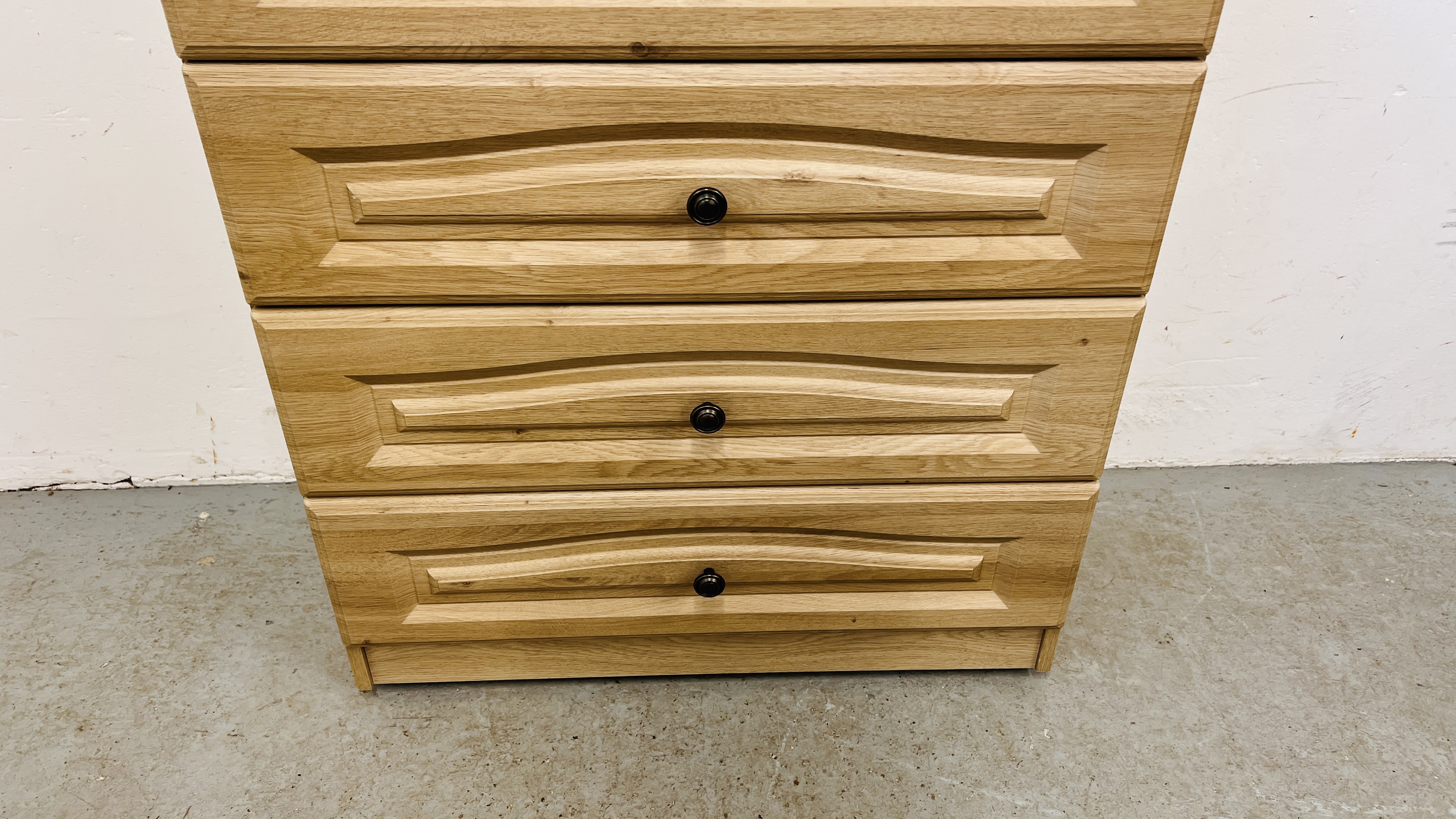 A MODERN LIGHT OAK FINISH FOUR DRAWER BEDROOM CHEST - W 77CM. D 41CM. H 93CM. - Image 4 of 9