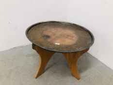 A LARGE COPPER TRAY TOP OCCASIONAL TABLE DIA. 71CM.