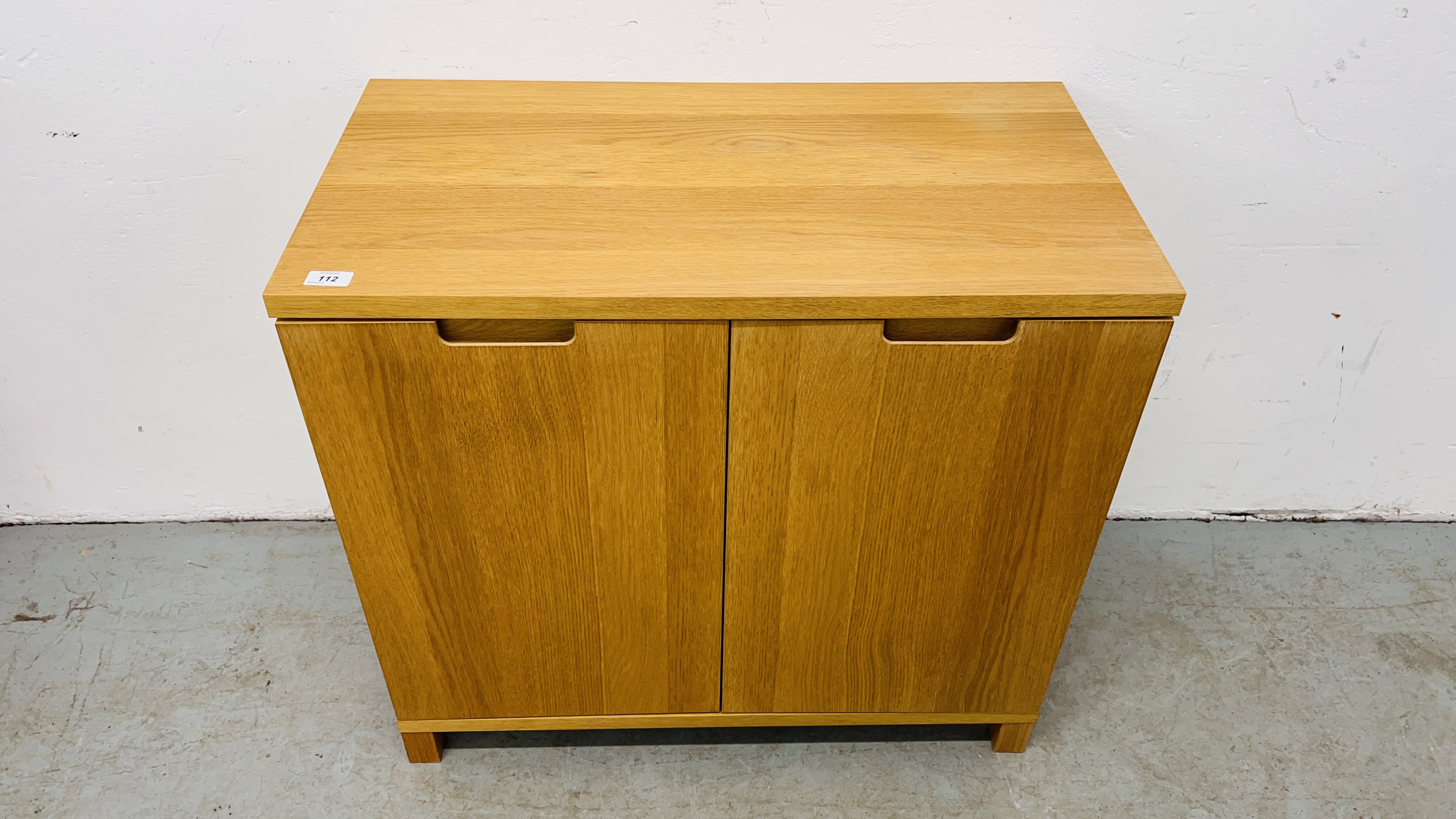 A MODERN LIGHT OAK FINISH TWO DOOR CABINET WITH SHELVED INTERIOR. - Image 2 of 9