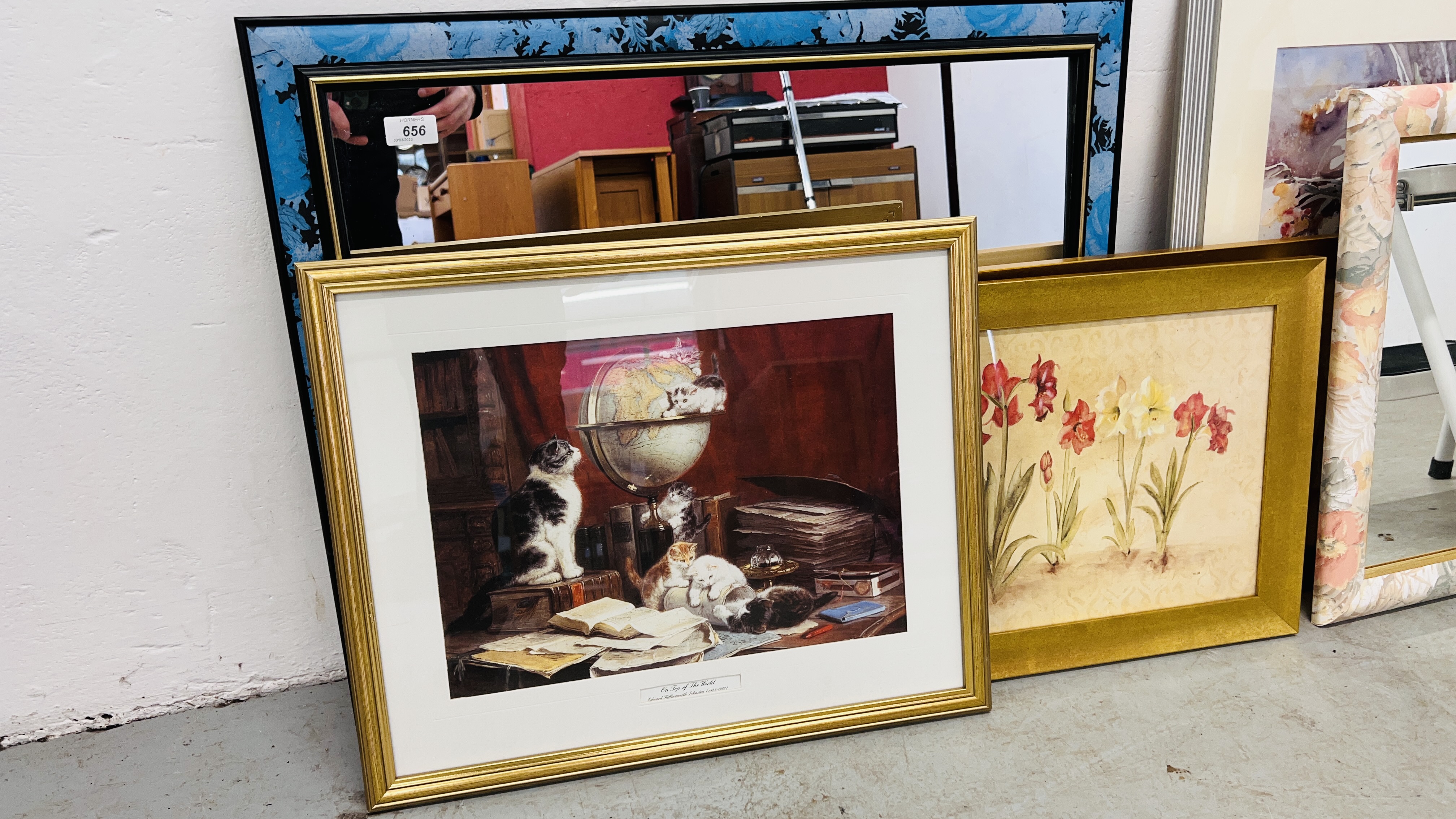 A GROUP OF FRAMED PRINTS AND MIRRORS TO INCLUDE BOTANICAL STUDIES / STILL LIFE, SENTIMENTAL ETC. - Image 2 of 6