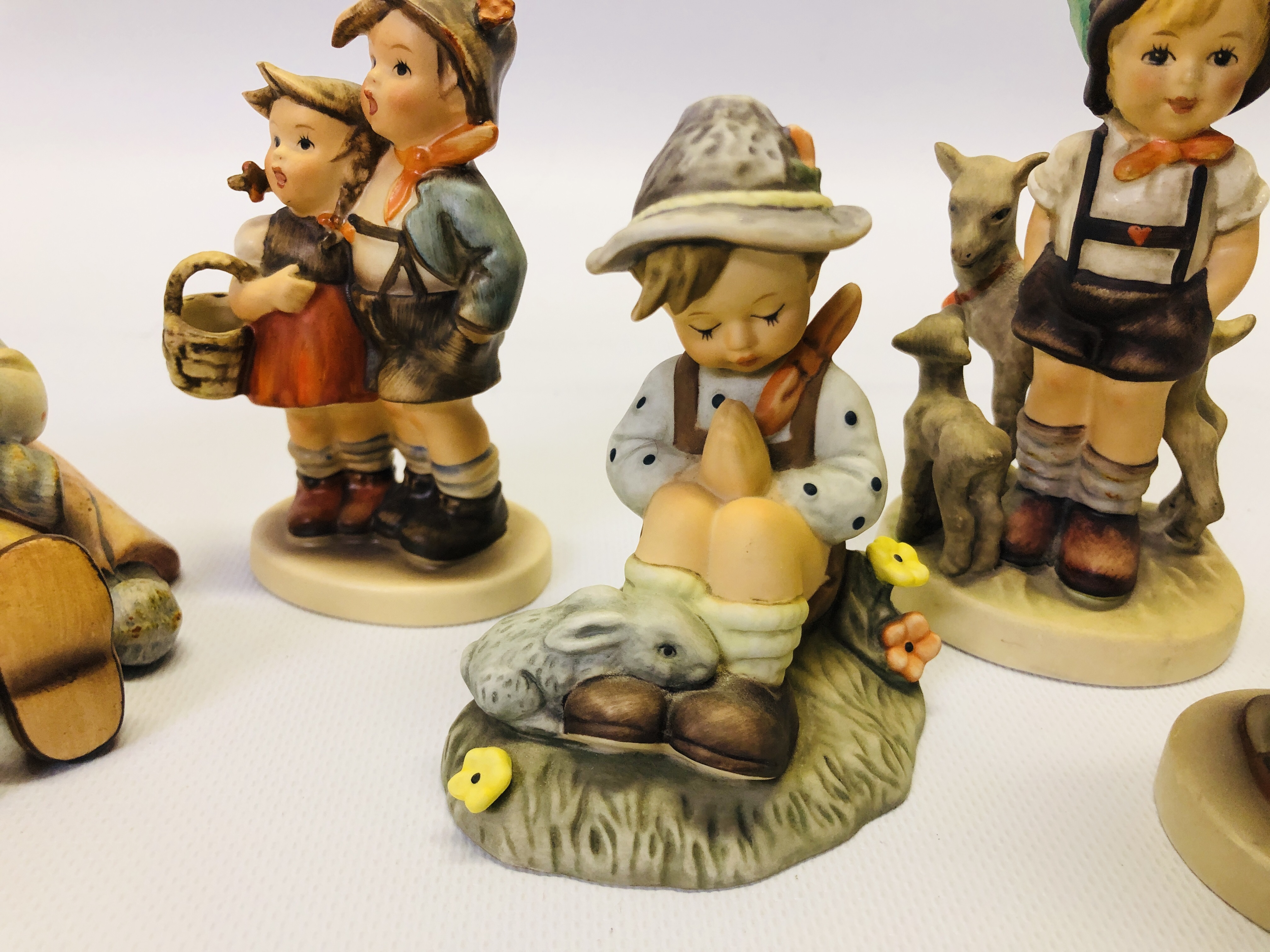 A GROUP OF 6 ASSORTED "GOEBEL" CABINET ORNAMENTS T O INCLUDE "LITTLE HELPER" NATURES PRAYER BH55 - Image 5 of 10