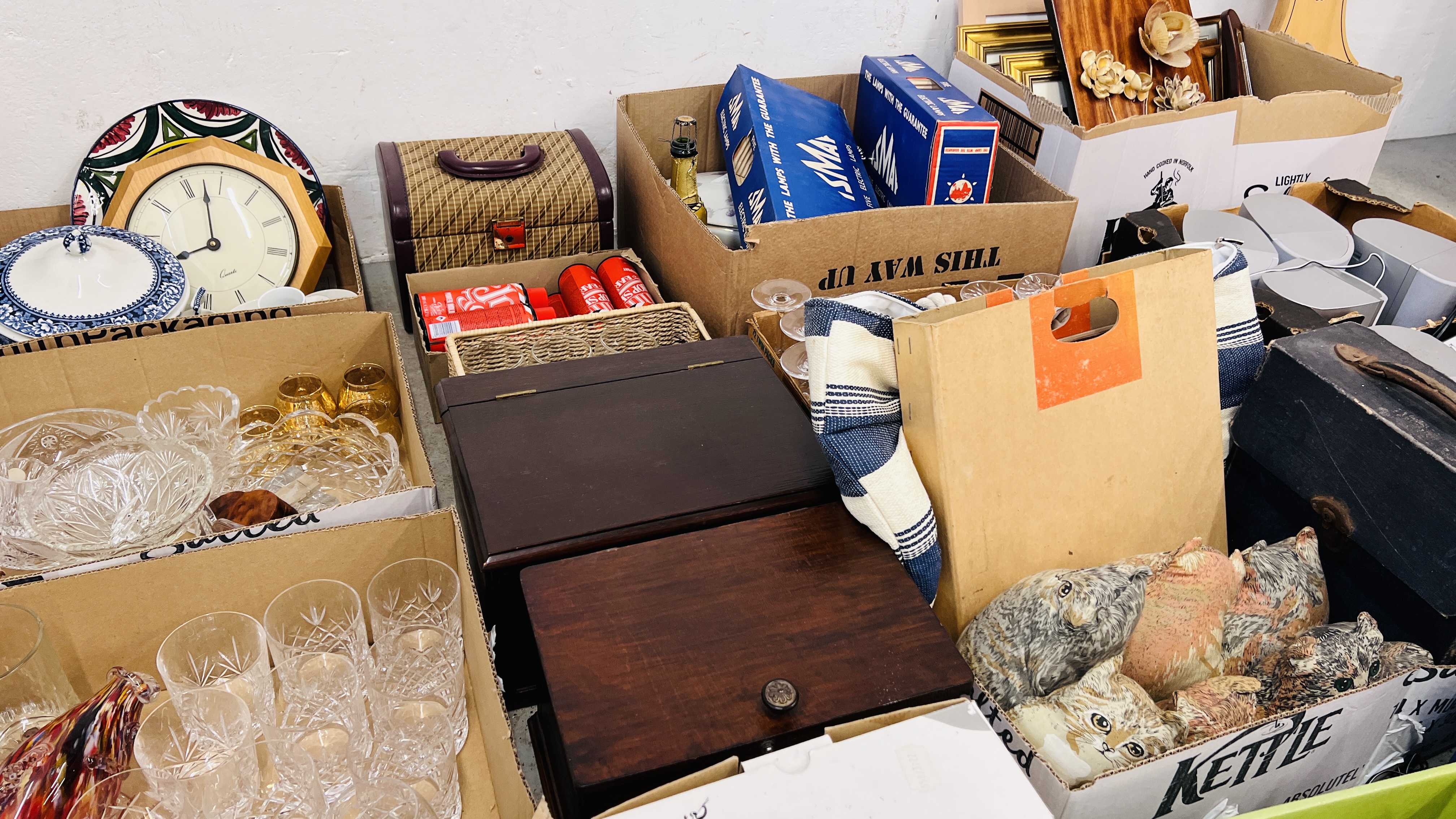 16 X BOXES OF ASSORTED HOUSEHOLD SUNDRIES TO INCLUDE GLASS & CHINA, KITCHENALIA, CAPO DE MONTE, - Image 11 of 19