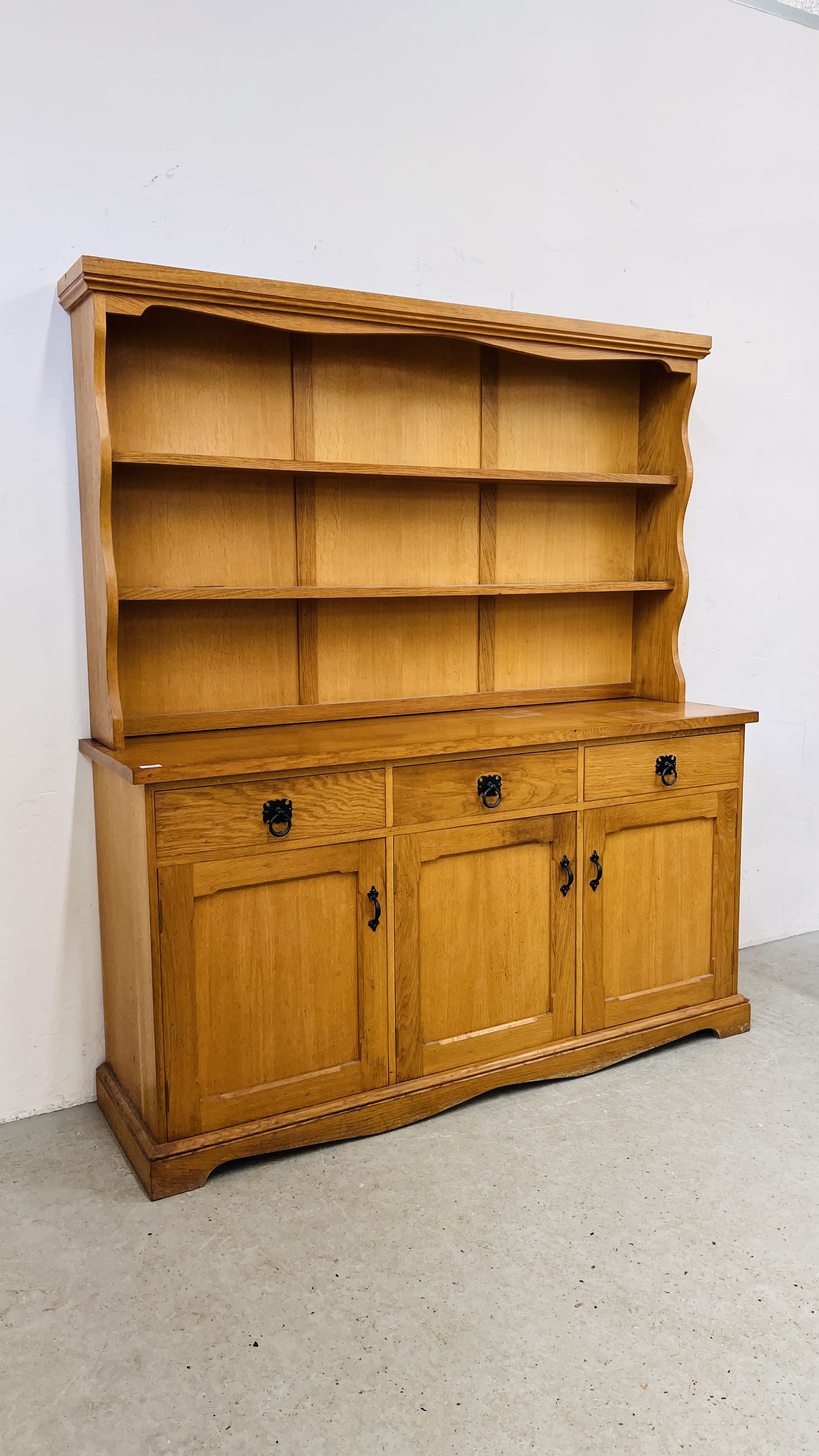 A HEAVY LIGHT OAK FINISH THREE DRAWER THREE DOOR WELSH STYLE DRESSER LENGTH 162CM. DEPTH 46CM. - Image 2 of 10