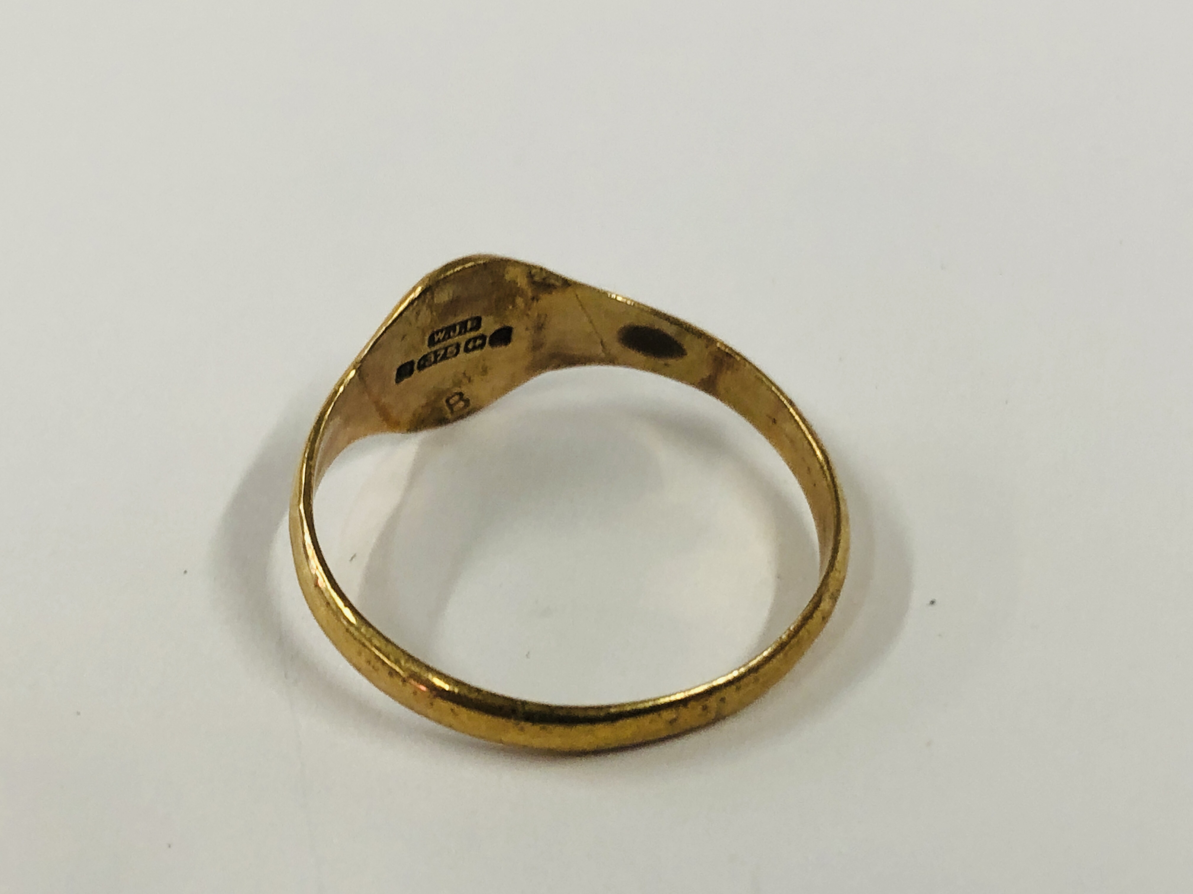 A GROUP OF 3 9CT GOLD RINGS TO INCLUDE A BLACK OVAL HARDSTONE EXAMPLE. - Image 6 of 12