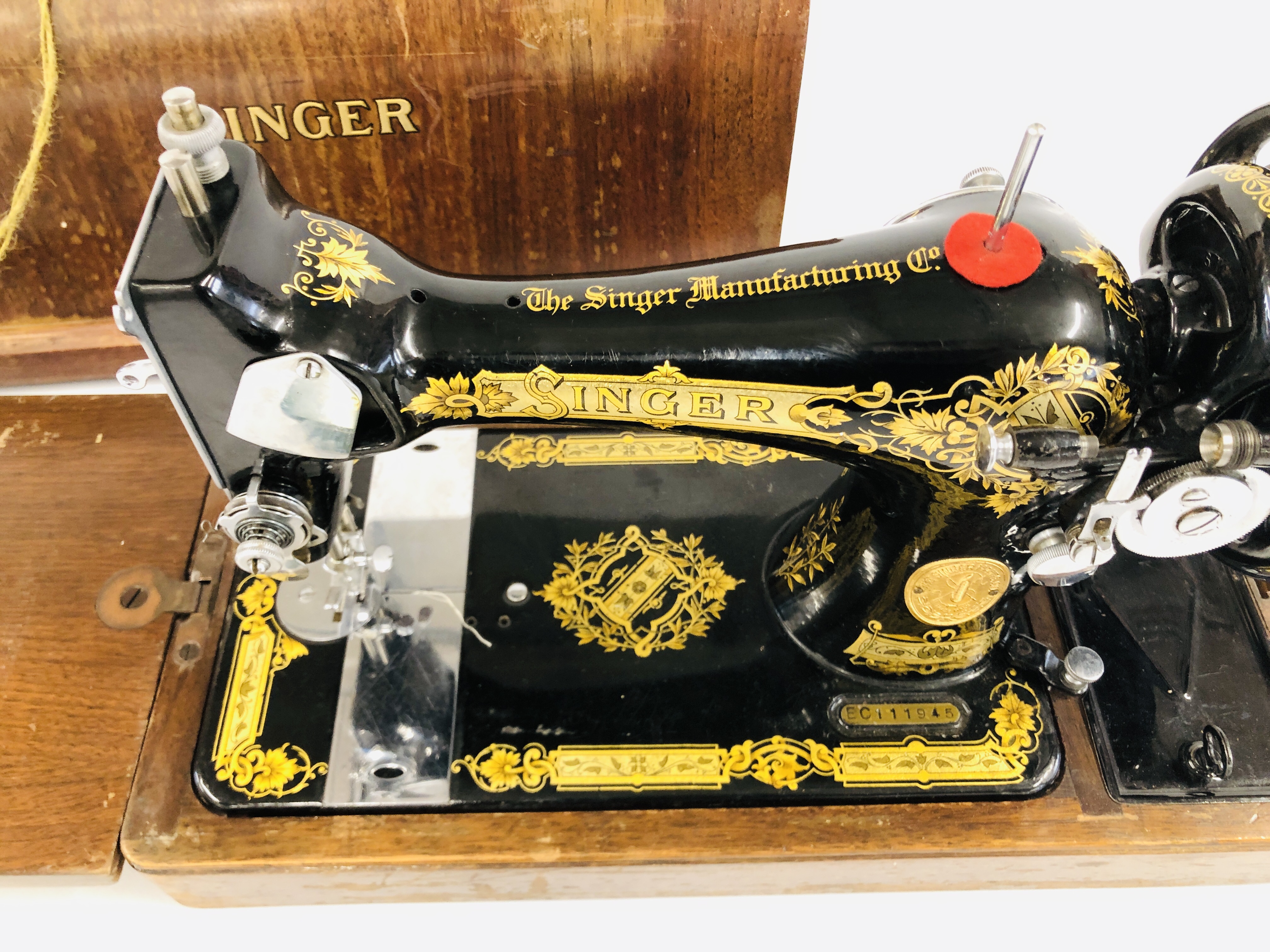 A VINTAGE MANUAL SINGER SEWING MACHINE WITH CASE - MODEL A38. - Image 2 of 7