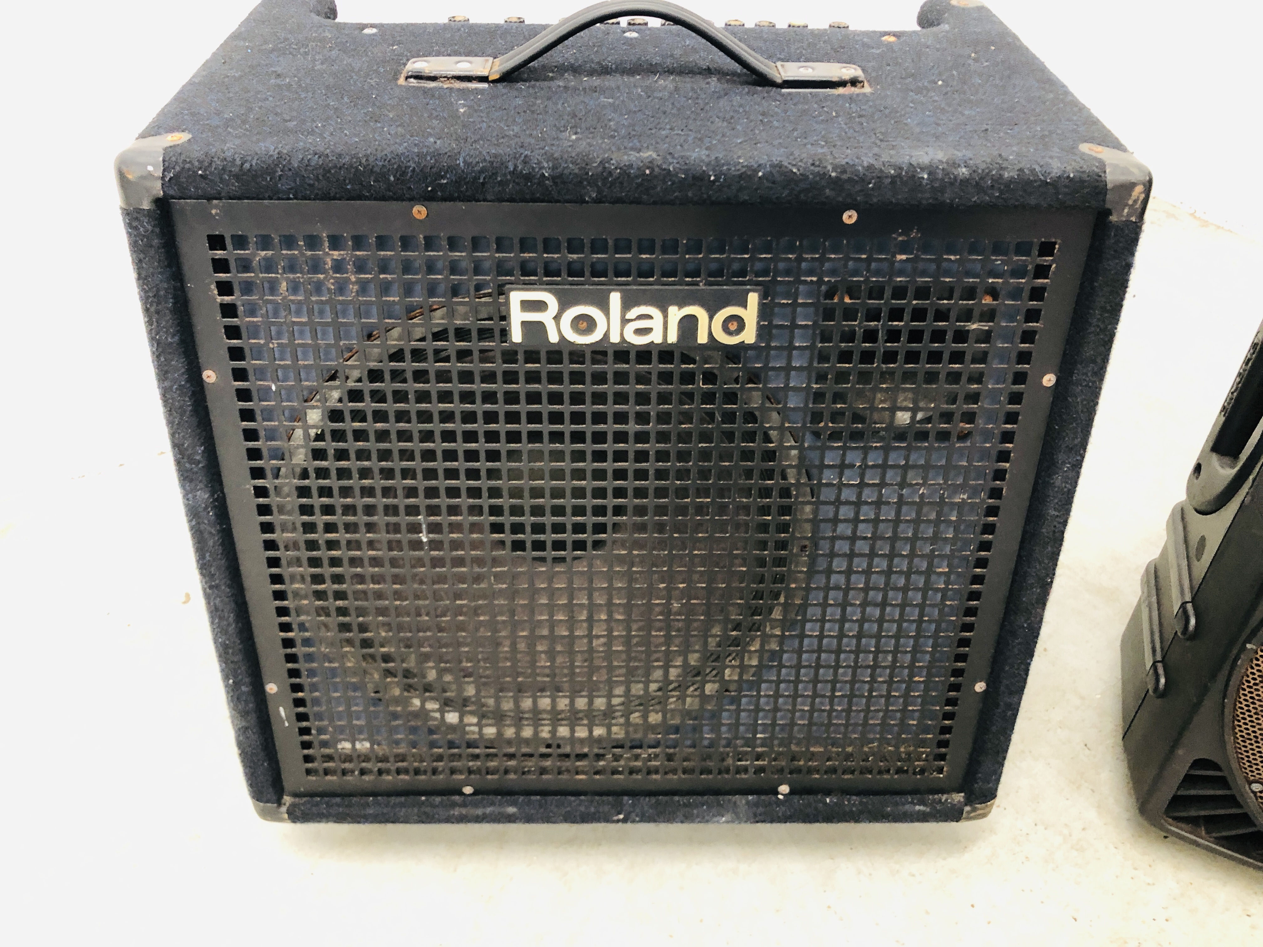 ROLAND KC-500 STEREO MIXING KEYBOARD AMPLIFIER ALONG WITH A PHONIC PA550 POWERED SPEAKER (NO CABLE - Image 2 of 10