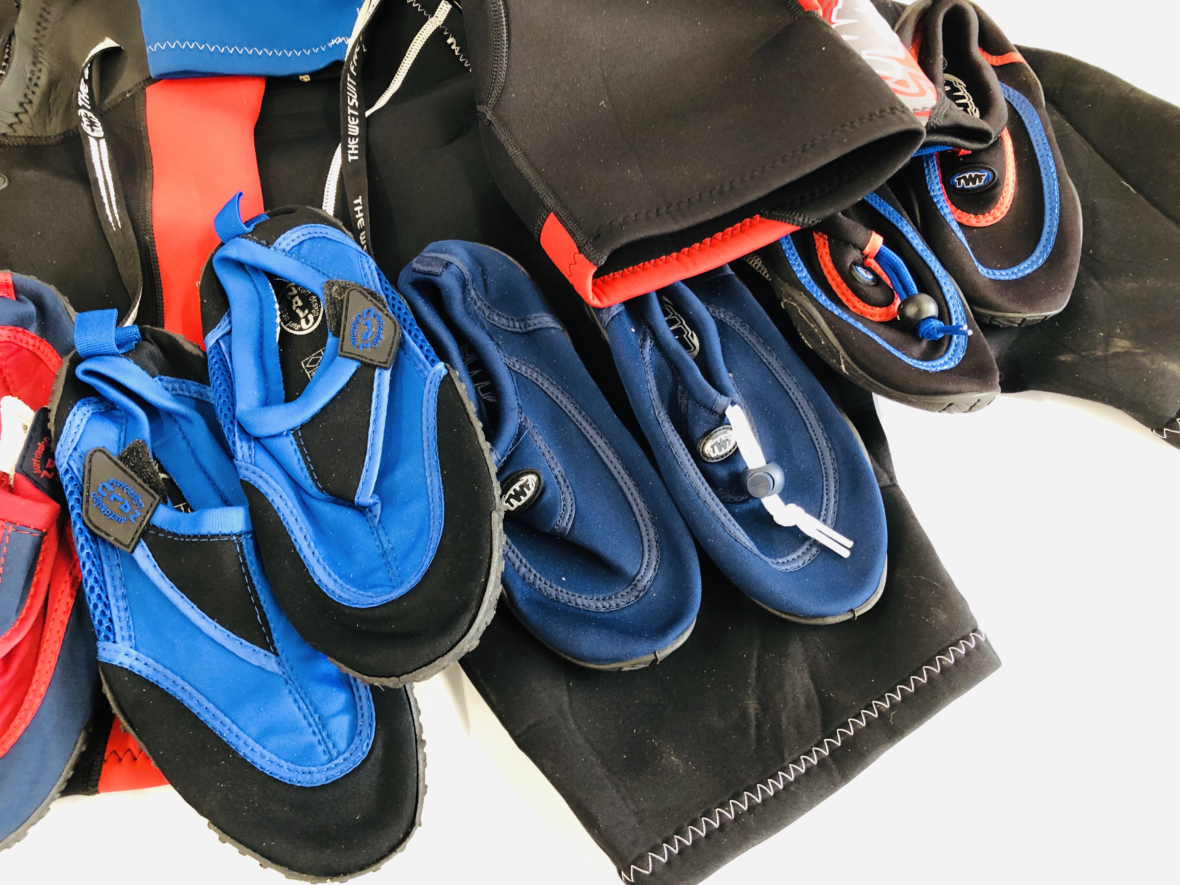 A GROUP OF 7 KIDS WET SUITS INCLUDING SIZES 11, 12 AND 8 + VARIOUS WATER SHOES. - Image 3 of 12