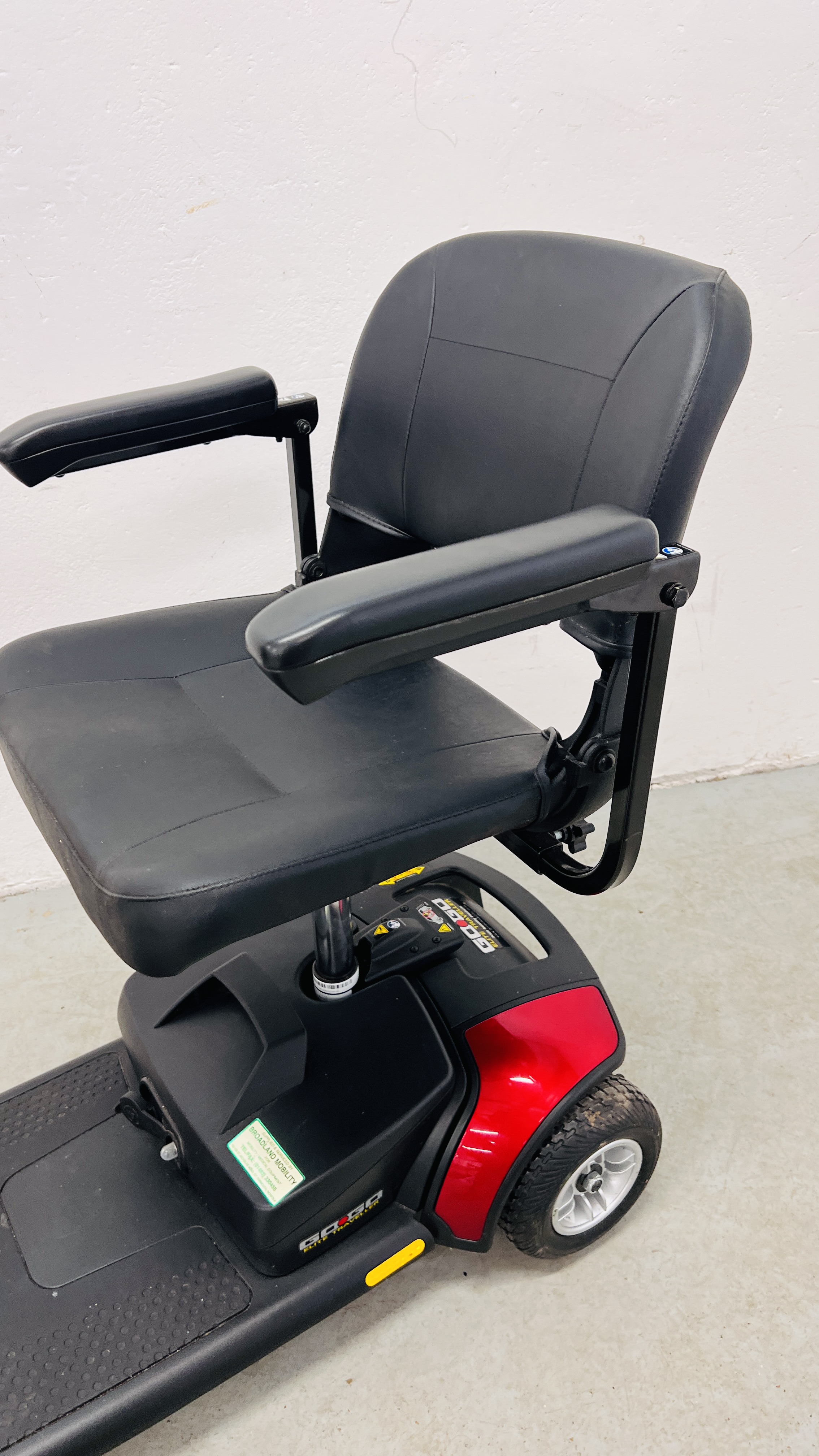 A PRIDE GOGO ELITE TRAVELLER COMPACT FOLDING MOBILITY SCOOTER WITH CHARGER, KEY, - Image 5 of 12