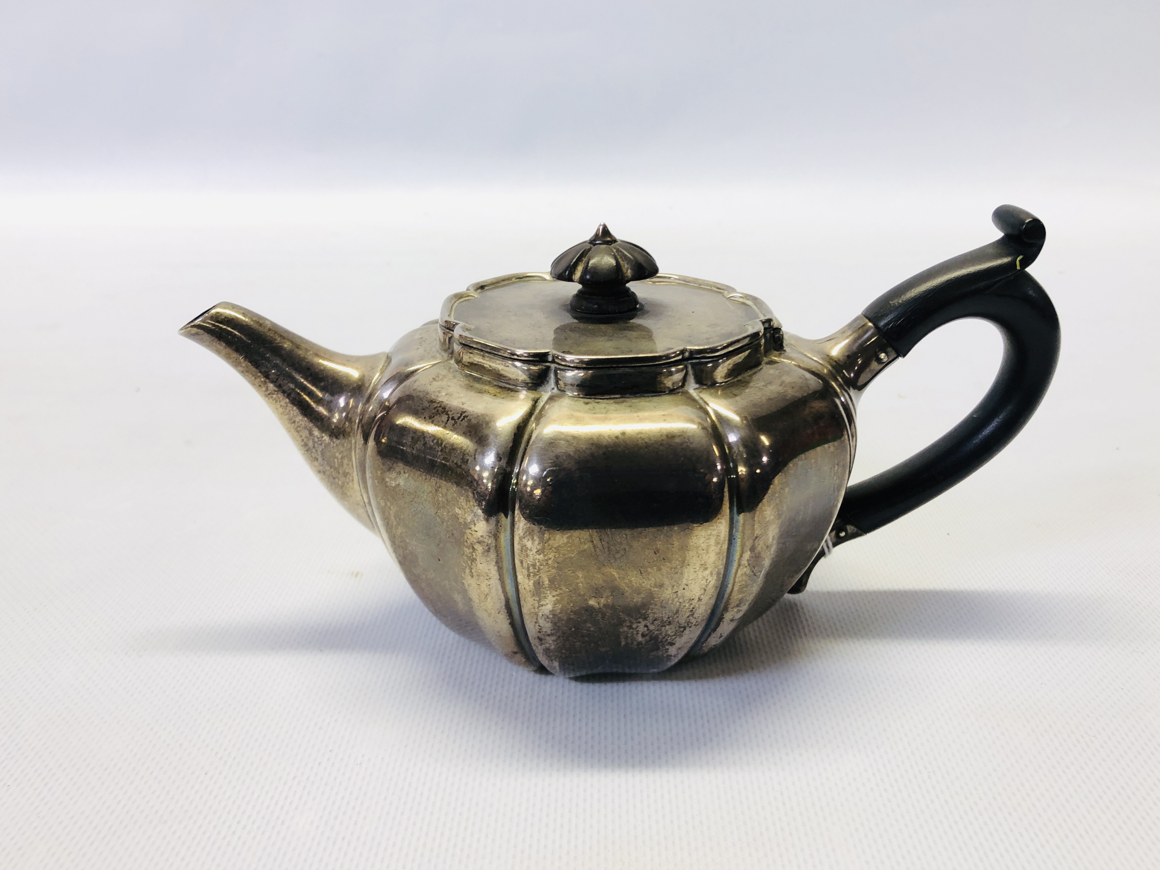 AN EDWARDIAN SILVER TEAPOT BY JOHN VANDER, LON.