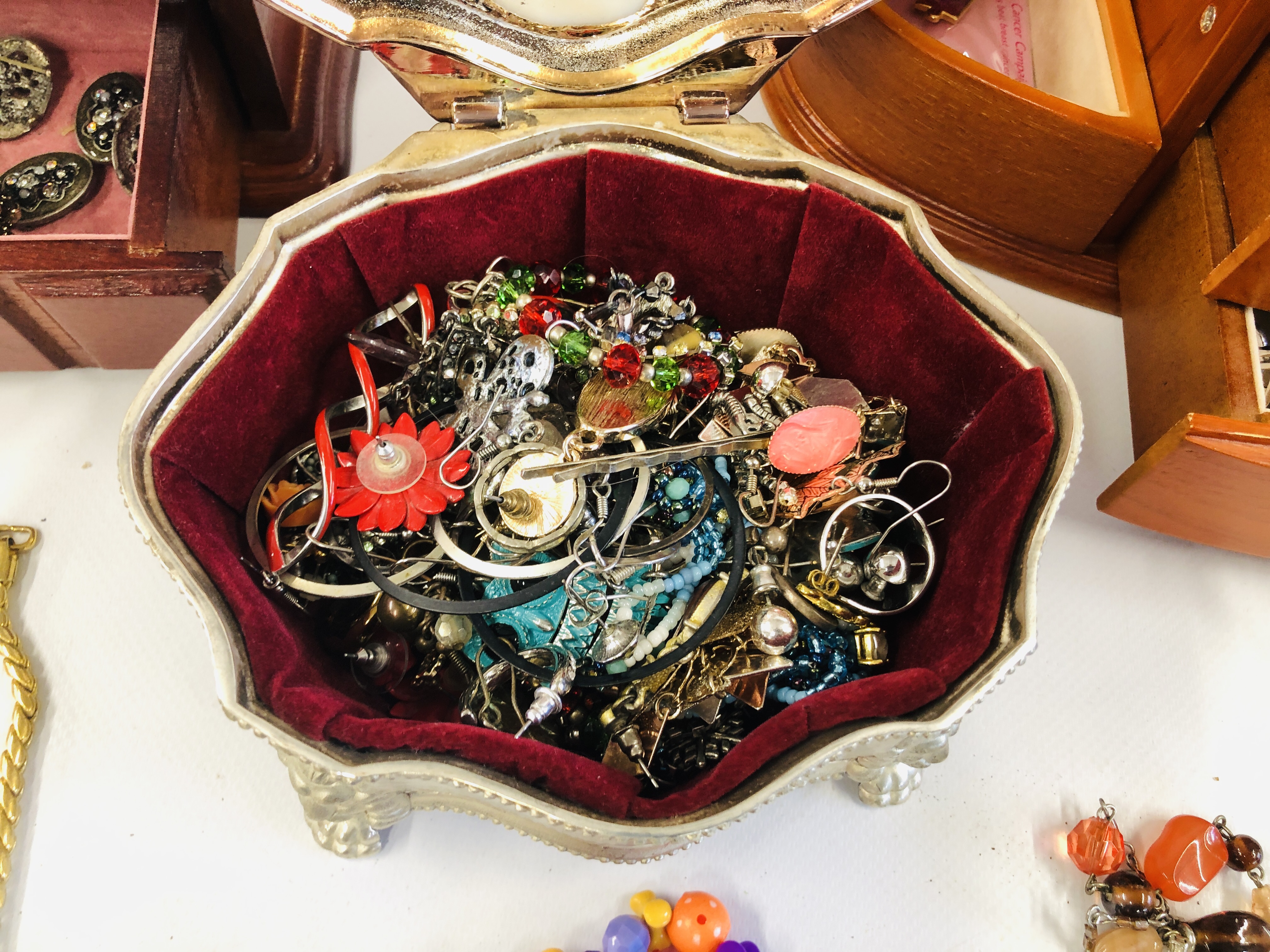 A GROUP OF 4 JEWELLERY BOXES AND CONTENTS TO INCLUDE AN EXTENSIVE COLLECTION OF COSTUME AND SILVER - Image 7 of 15