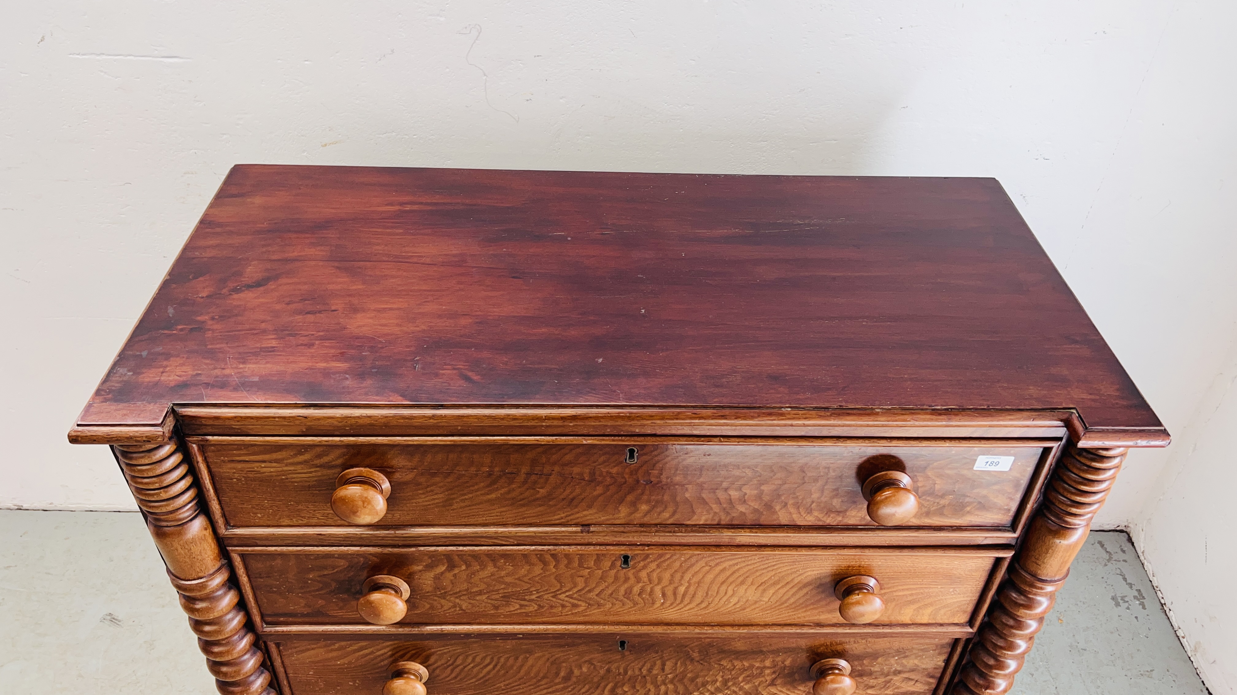 A VICTORIAN MAHOGANY FOUR DRAWER CHEST WITH SPLIT TURNED DETAIL W 106CM, D 51CM, H 98CM. - Image 3 of 12