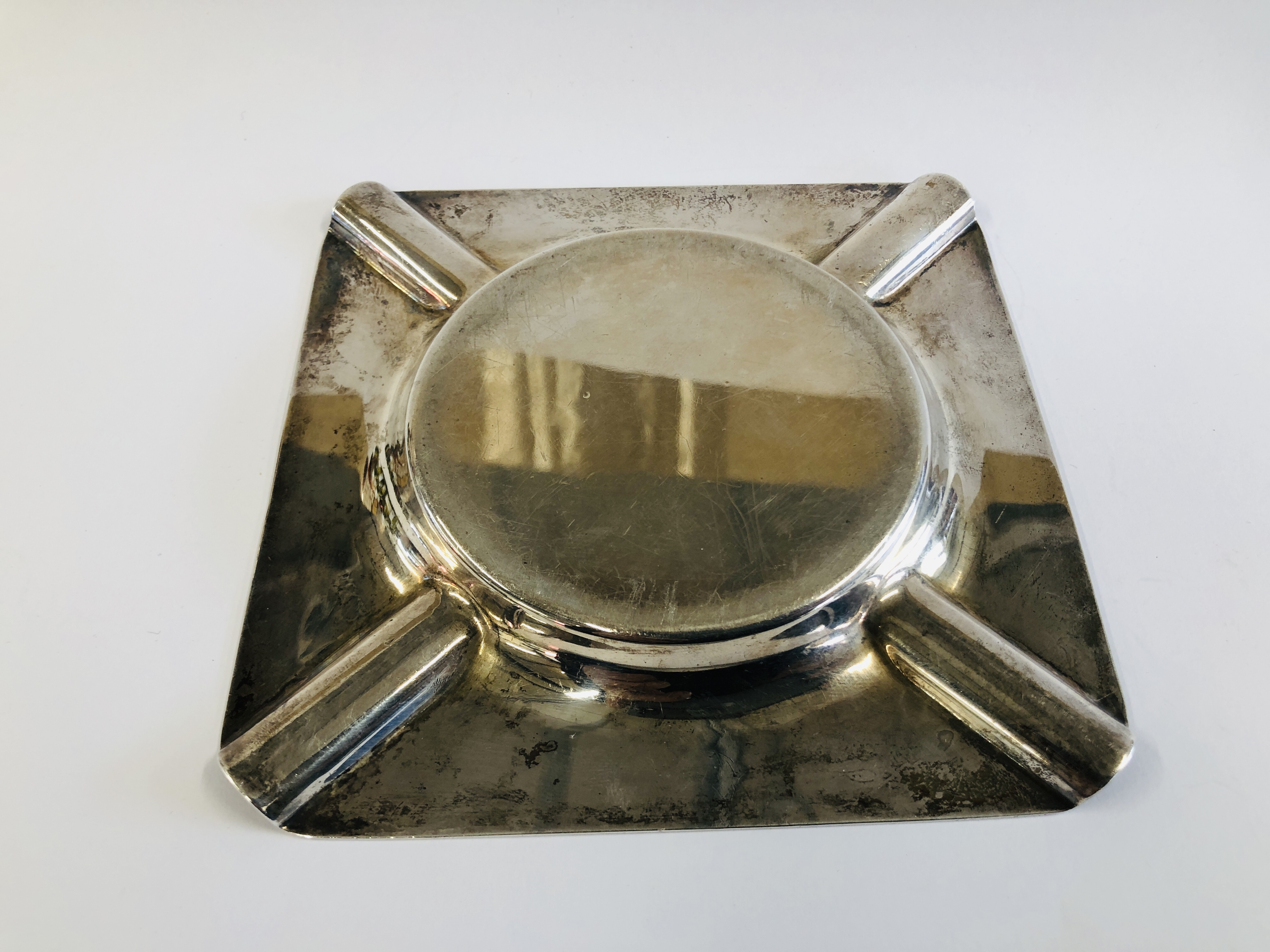 AN ANTIQUE SILVER ASHTRAY SHEFFIELD ASSAY 12CM. X 12CM. - Image 7 of 8