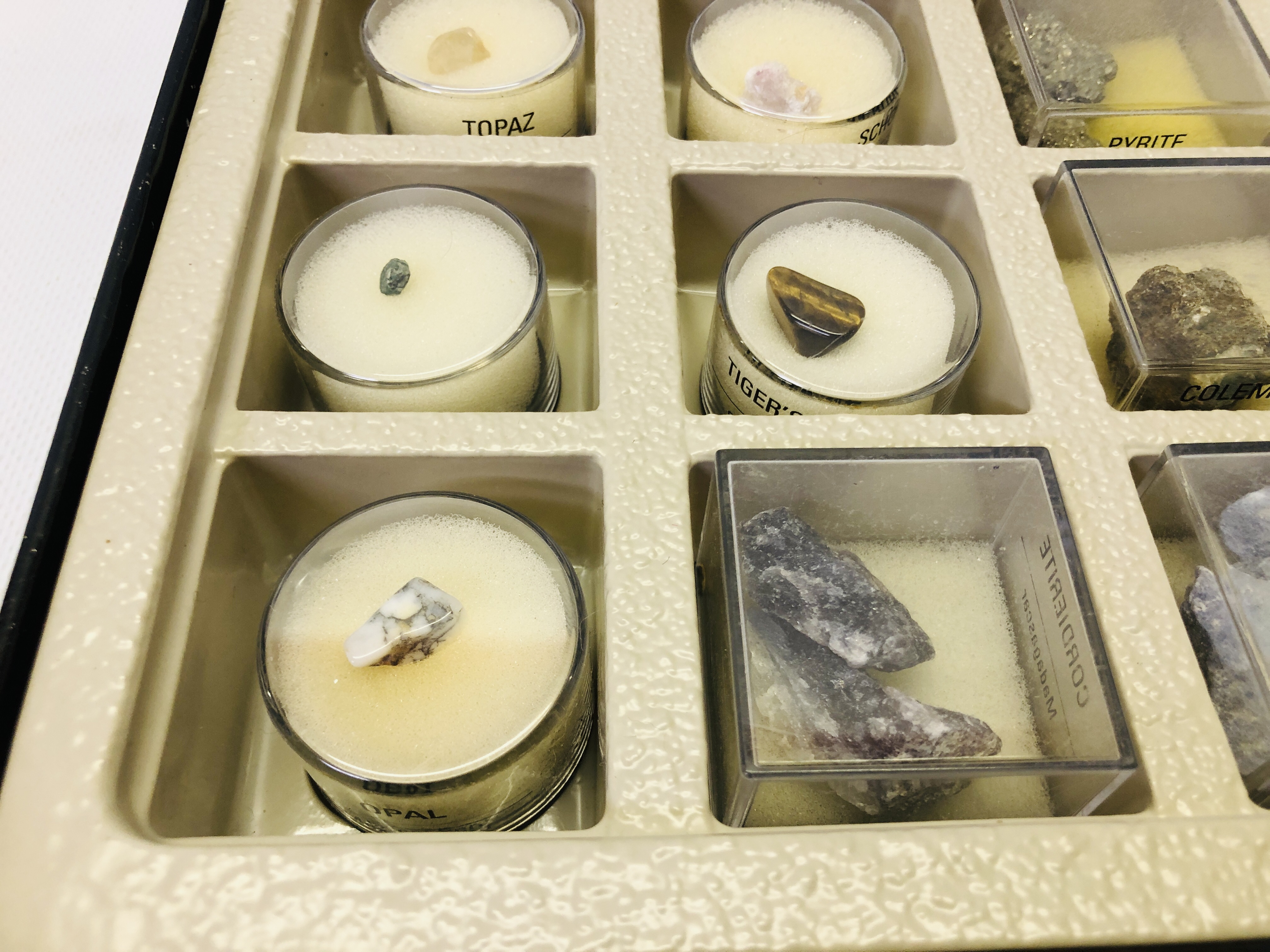 A COLLECTION OF ASSORTED MINERAL SAMPLES TO INCLUDE AQUAMARINE, TIGERS EYE, EMERALD, AMETHYST ETC. - Image 4 of 8