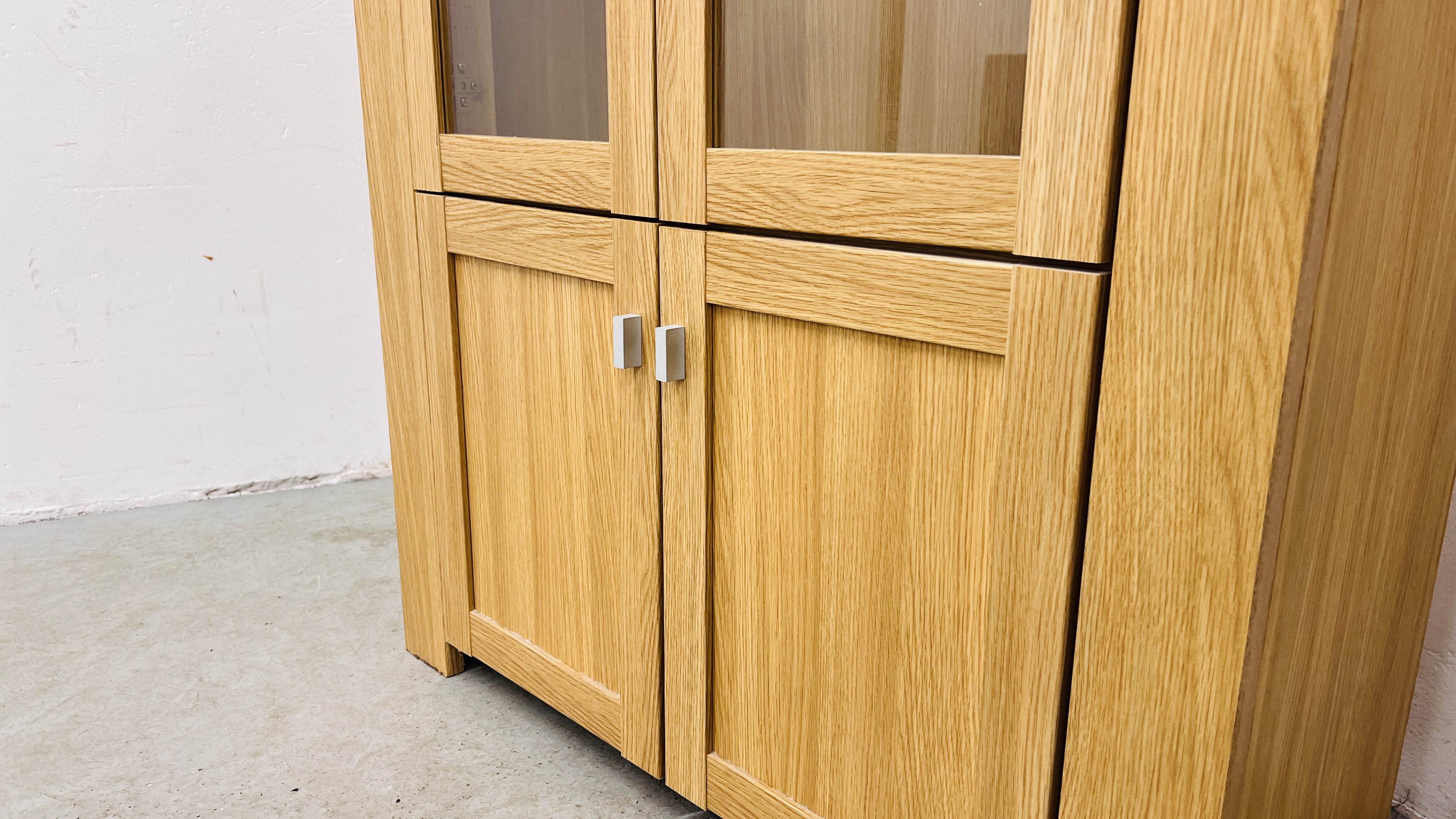 A MODERN LIGHT OAK FINISH DISPLAY CABINET WITH CUPBOARD BASE - W 100CM. D 40CM. H 188CM. - Image 4 of 8