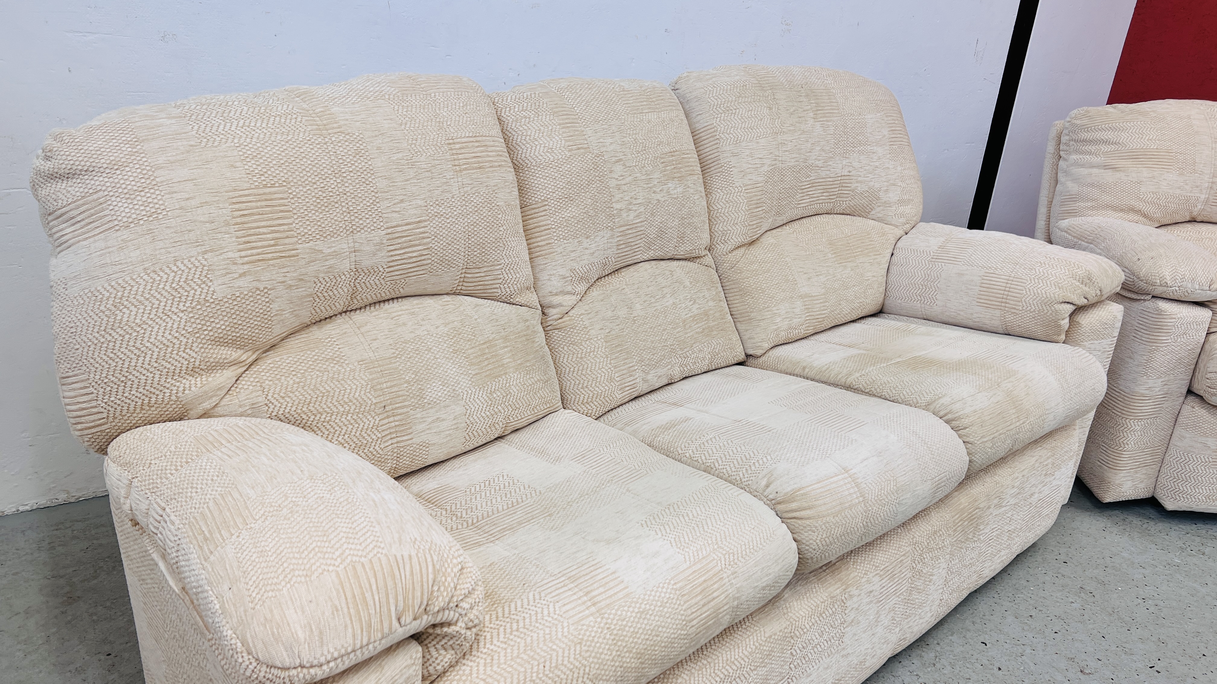 A GOOD QUALITY G PLAN OATMEAL UPHOLSTERED 3 PIECE SUITE COMPRISING OF 2 SEATER SOFA AND 2 ARM - Image 10 of 17
