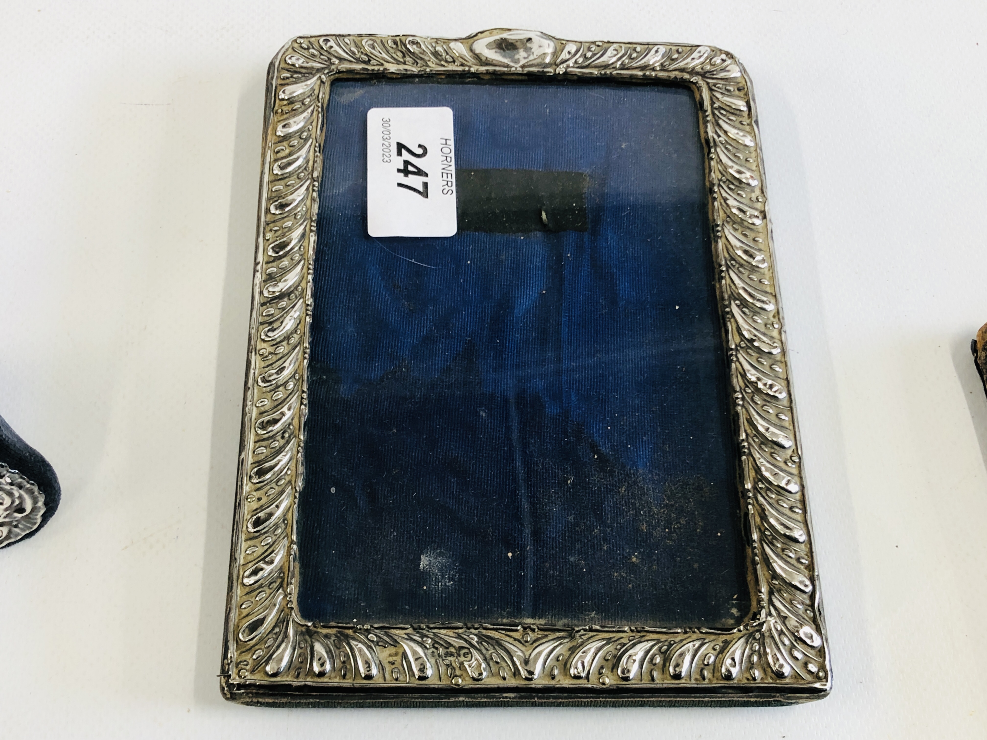A GROUP OF FOUR ANTIQUE SILVER PHOTO FRAMES TO INCLUDE AN ART NOUVEAU EXAMPLE - Image 9 of 14