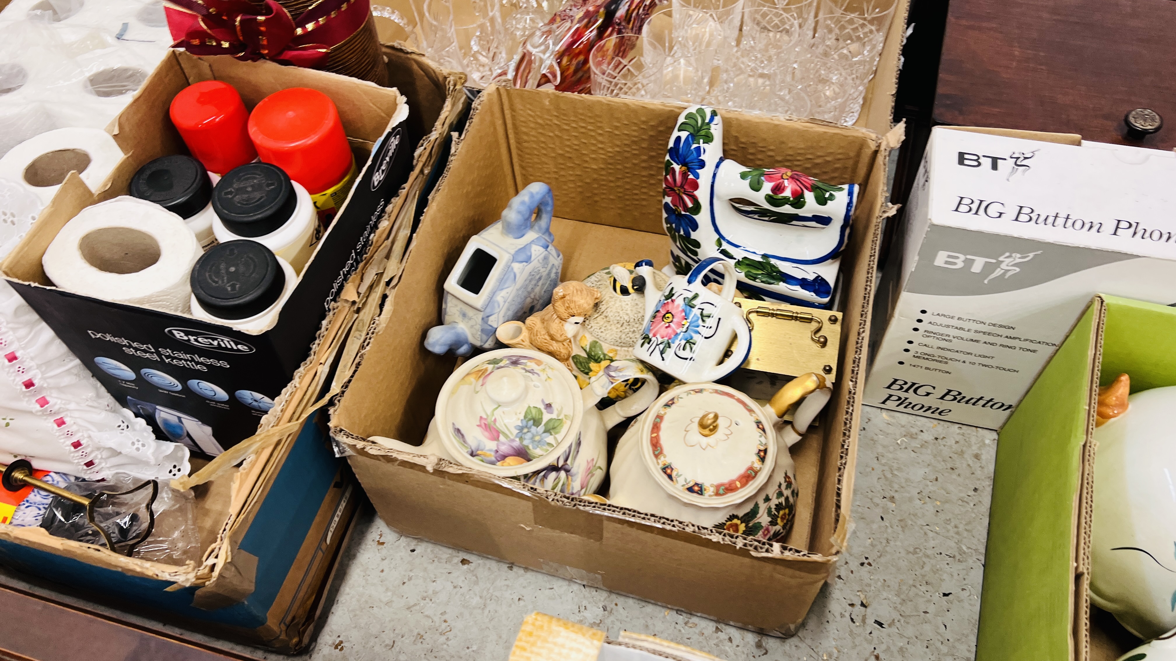 16 X BOXES OF ASSORTED HOUSEHOLD SUNDRIES TO INCLUDE GLASS & CHINA, KITCHENALIA, CAPO DE MONTE, - Image 8 of 19