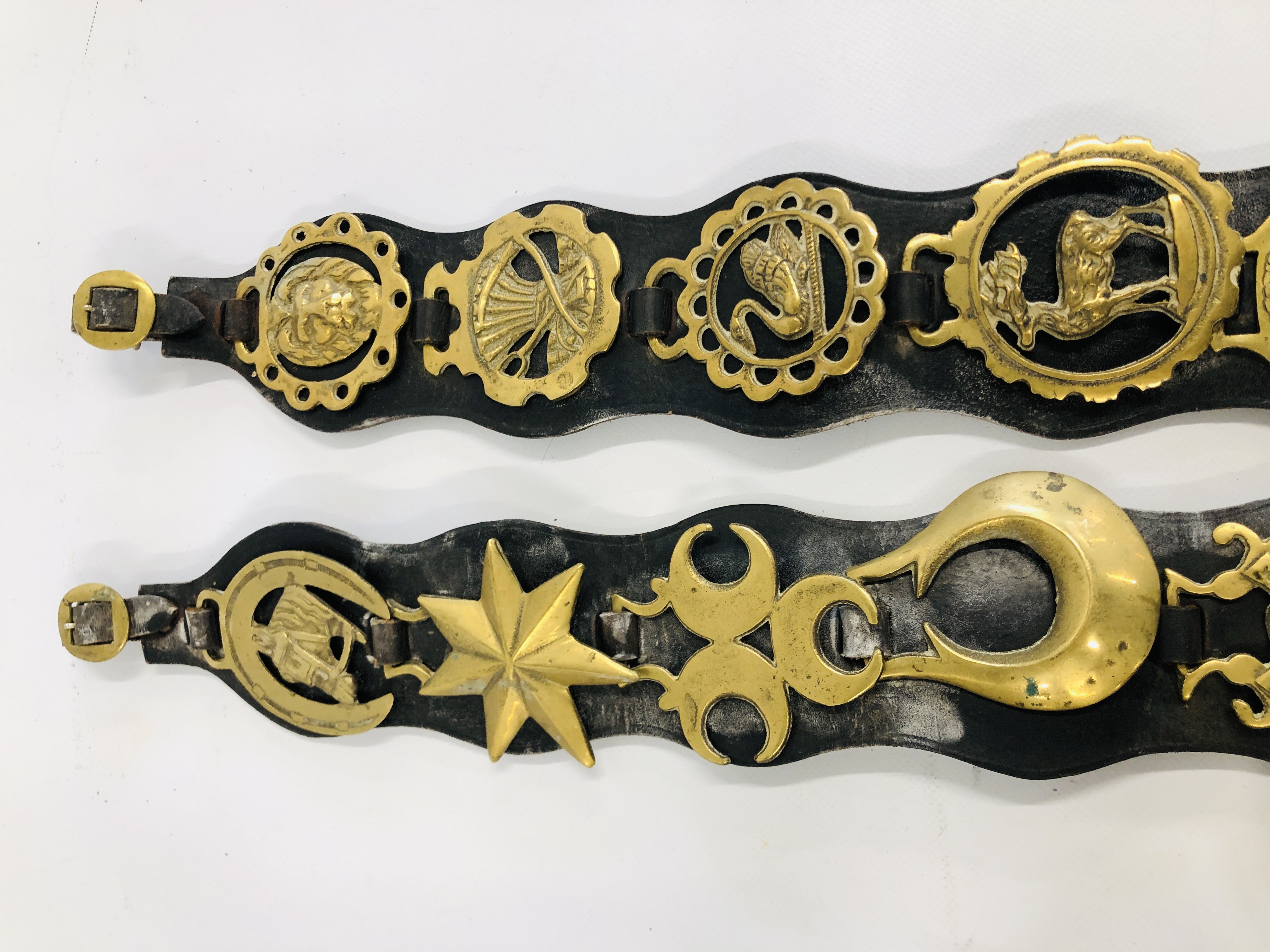A COLLECTION BRASS AND COPPERWARES TO INCLUDE 2 X STRAPS HORSE BRASSES, COPPER GRADUATED EWERS, - Image 4 of 7