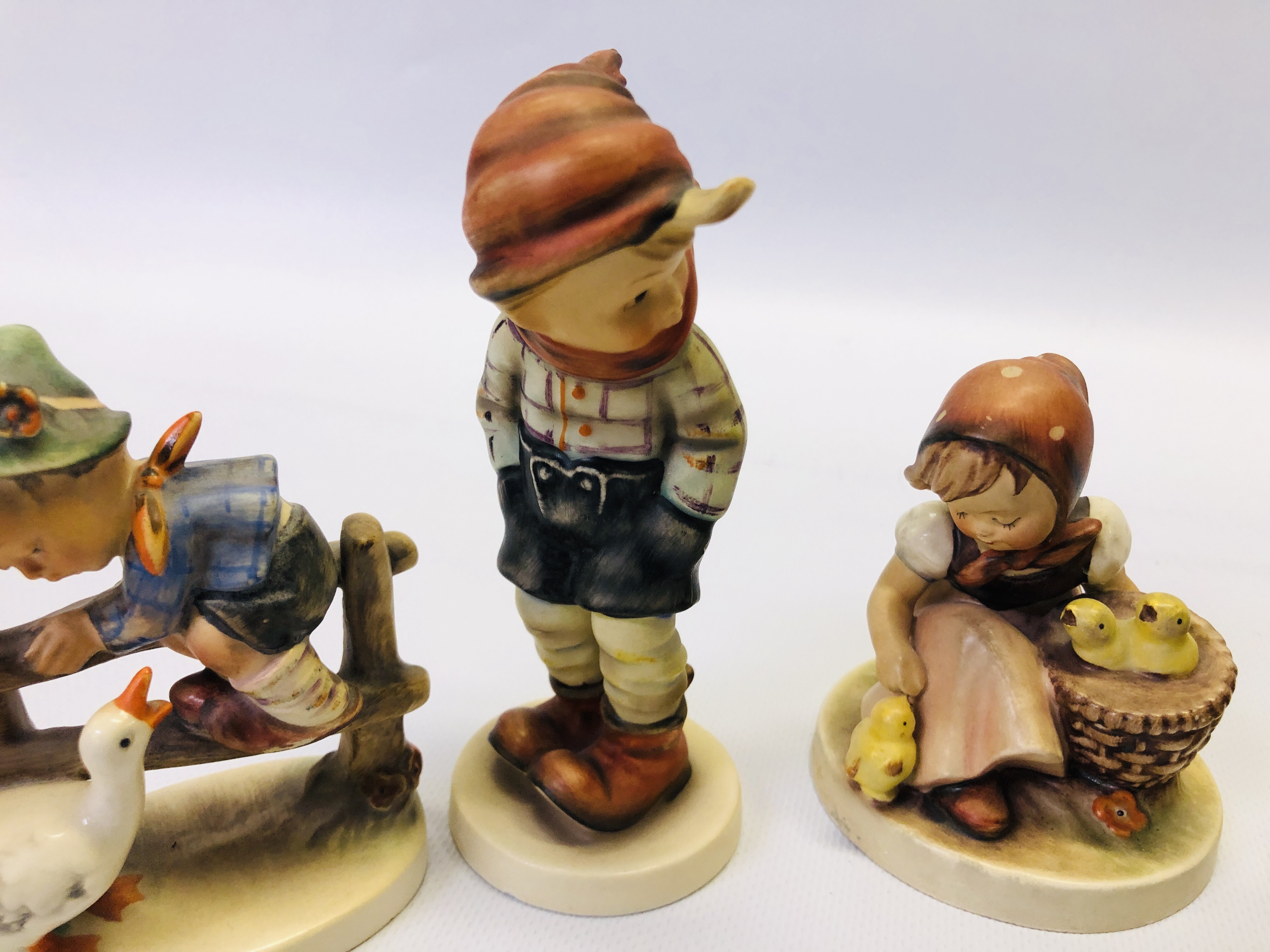 A GROUP OF 6 ASSORTED "GOEBEL" CABINET ORNAMENTS TO INCLUDE TWO EXAMPLES OF A SEATED CHILD WITH - Image 5 of 9