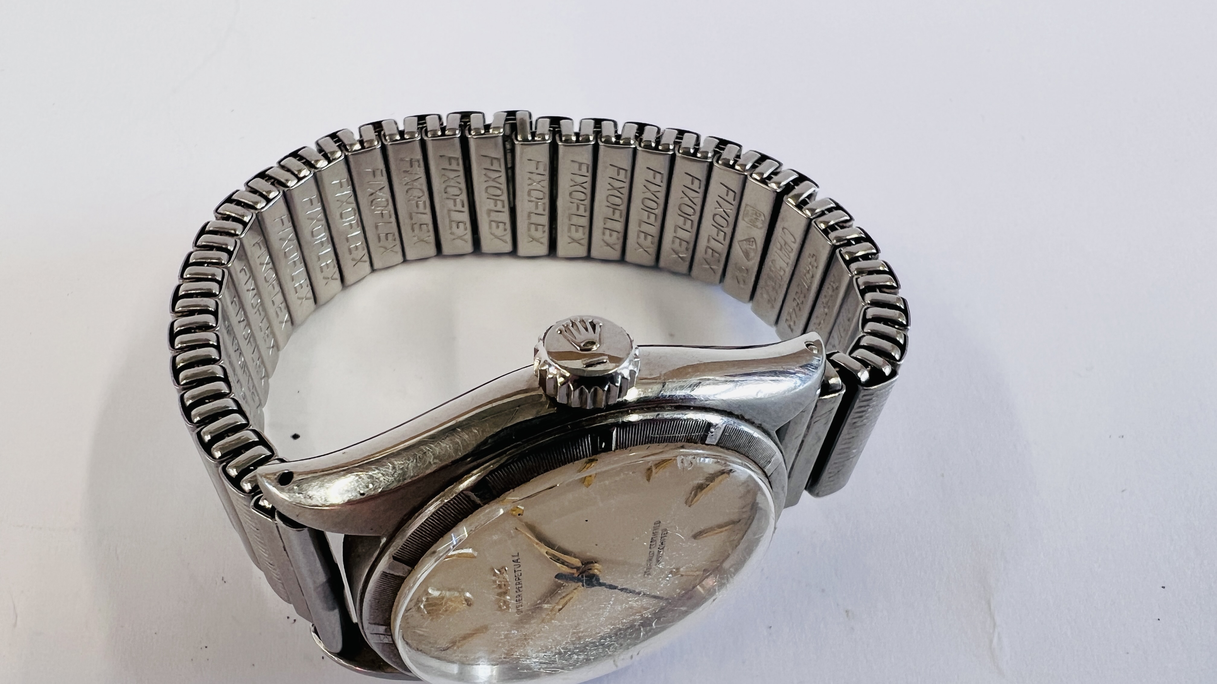 A 1960's ROLEX OYSTER PERPTUAL AUTOMATIC WRIST WATCH ON EXPANDABLE STRAP STAMPED 6085 MODEL F D E - Image 4 of 19