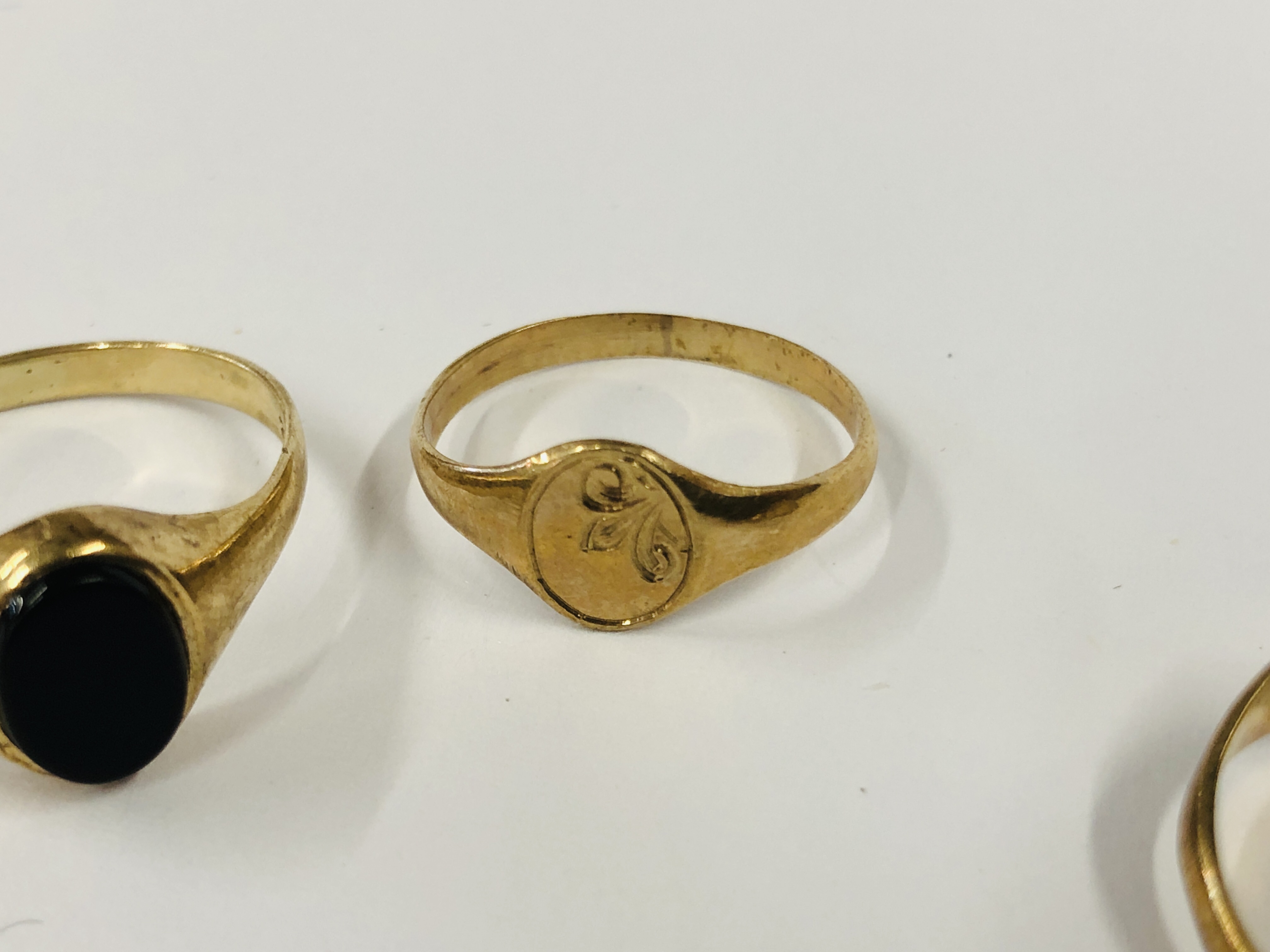 A GROUP OF 3 9CT GOLD RINGS TO INCLUDE A BLACK OVAL HARDSTONE EXAMPLE. - Image 5 of 12