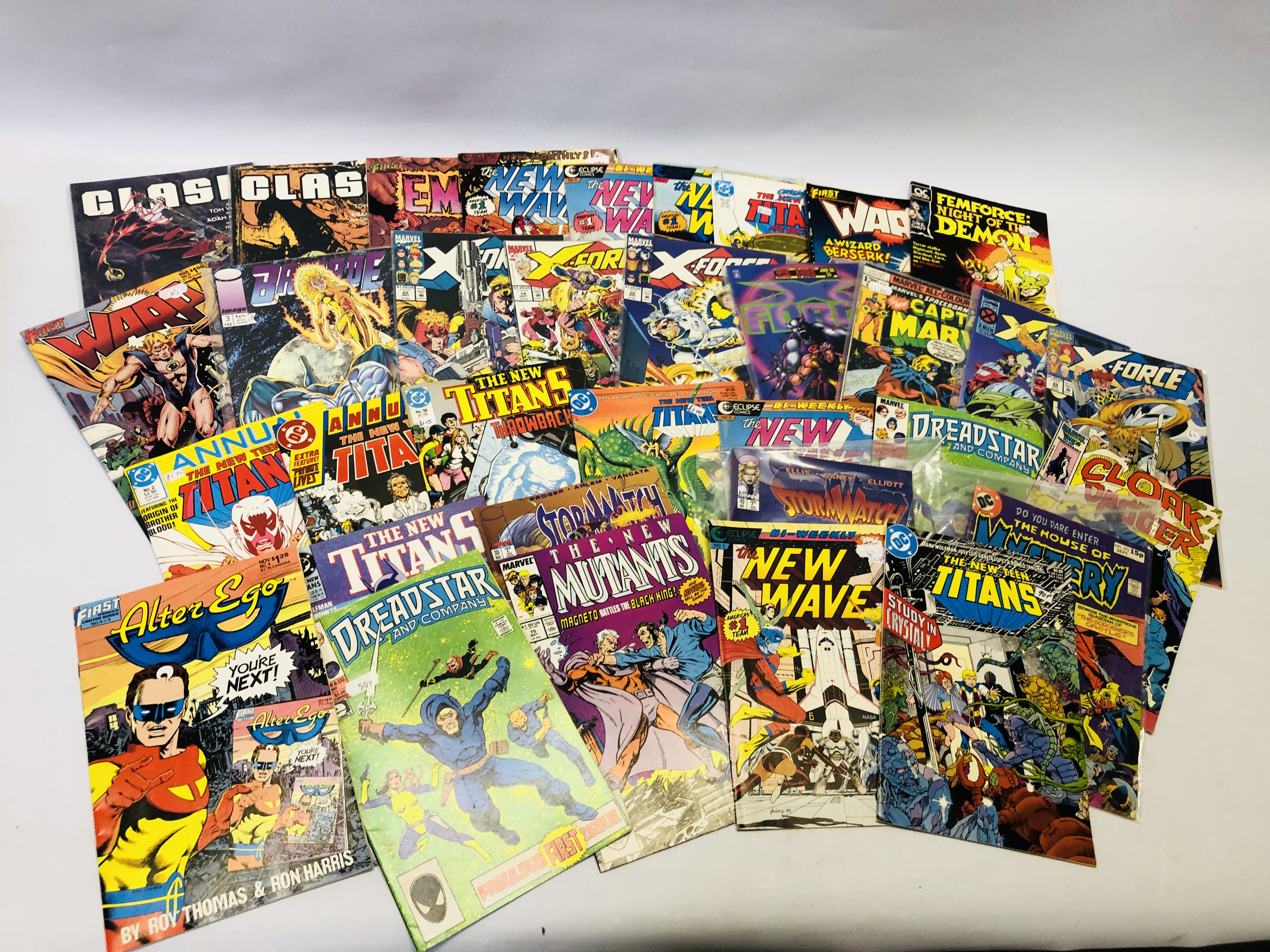 A QUANTITY VINTAGE AMERICAN AND BRITISH MARVEL COMICS FROM 1970'S TO 1990'S INCLUDING CD'S, - Image 5 of 6