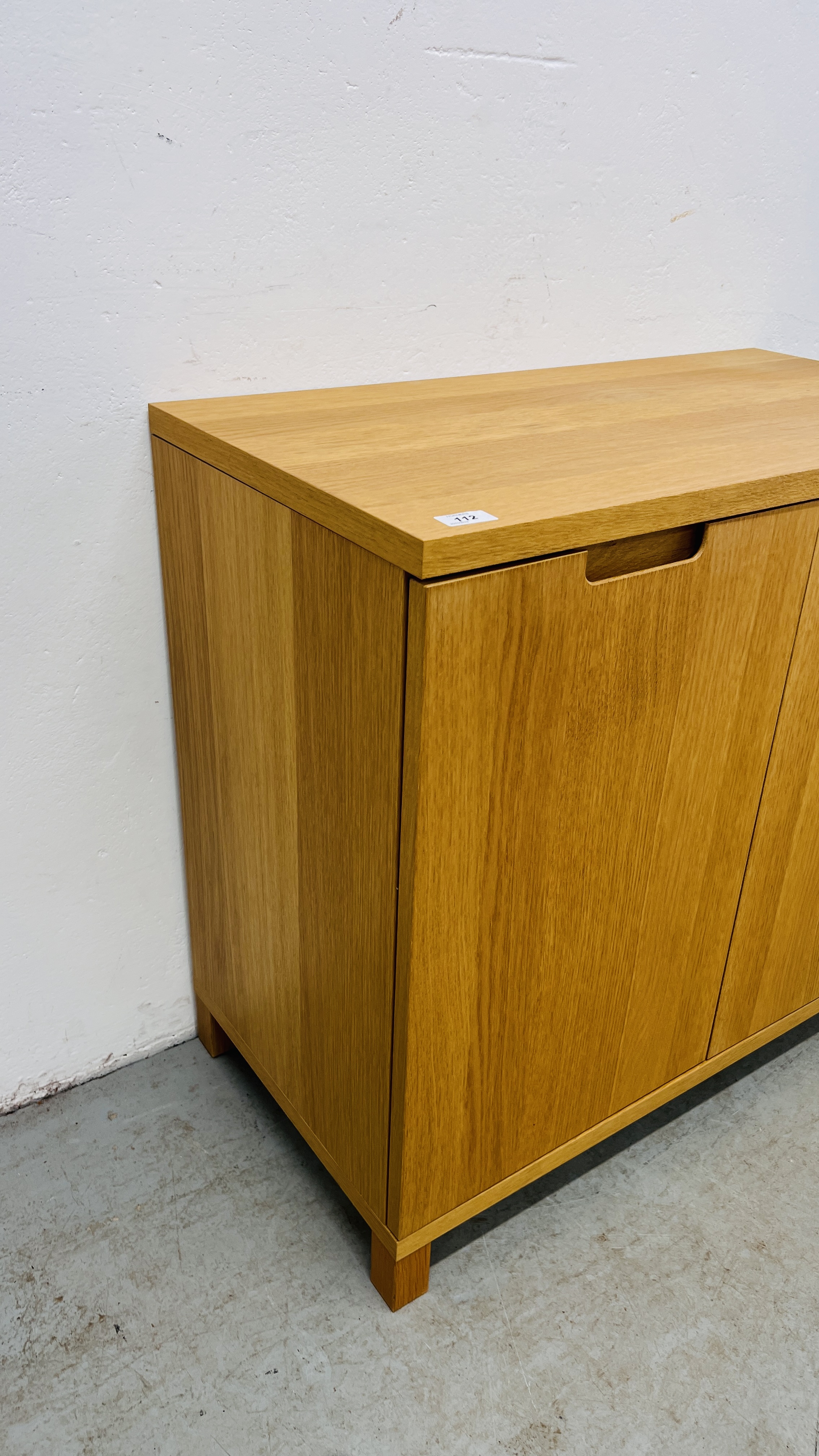 A MODERN LIGHT OAK FINISH TWO DOOR CABINET WITH SHELVED INTERIOR. - Image 4 of 9