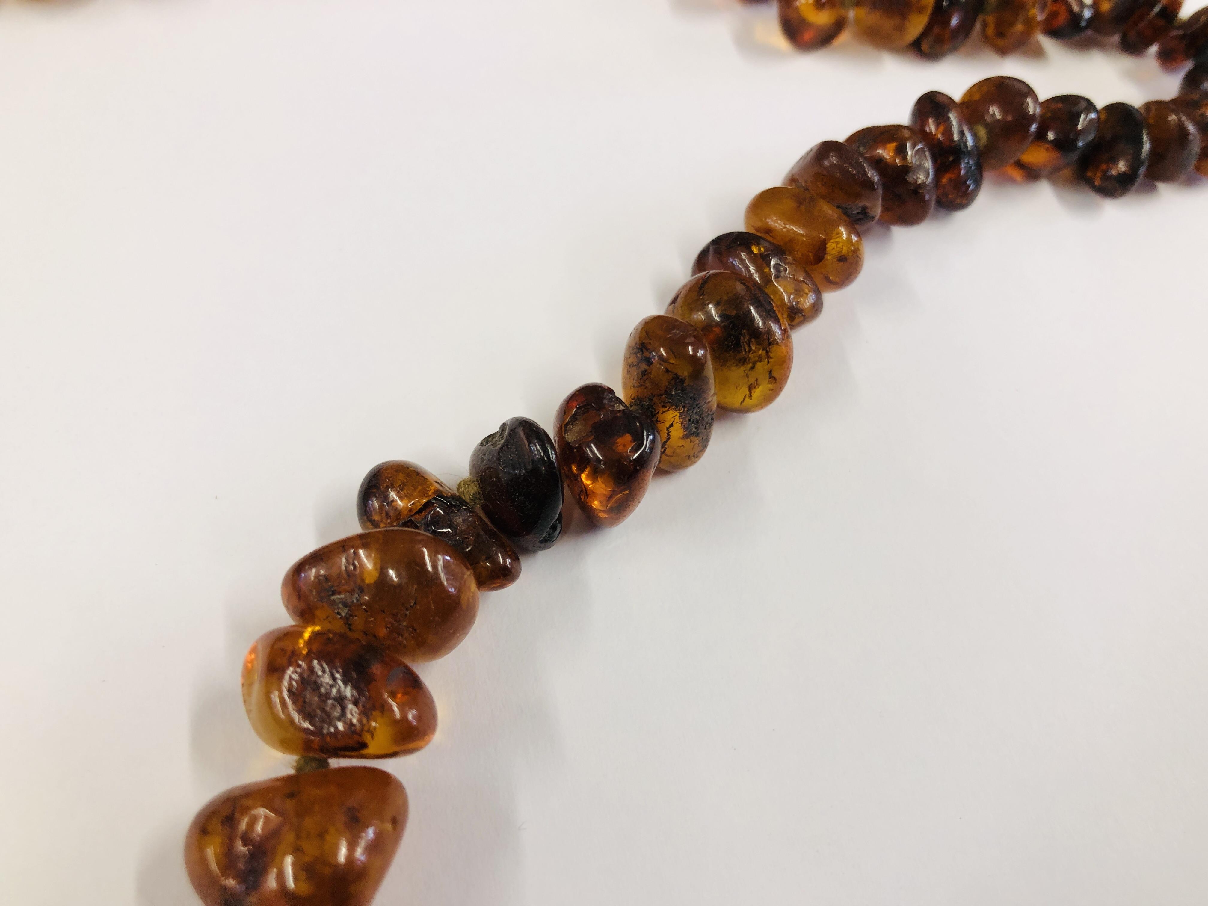 AN IMPRESSIVE STRAND OF POLISHED AMBER L 94CM. - Image 5 of 13