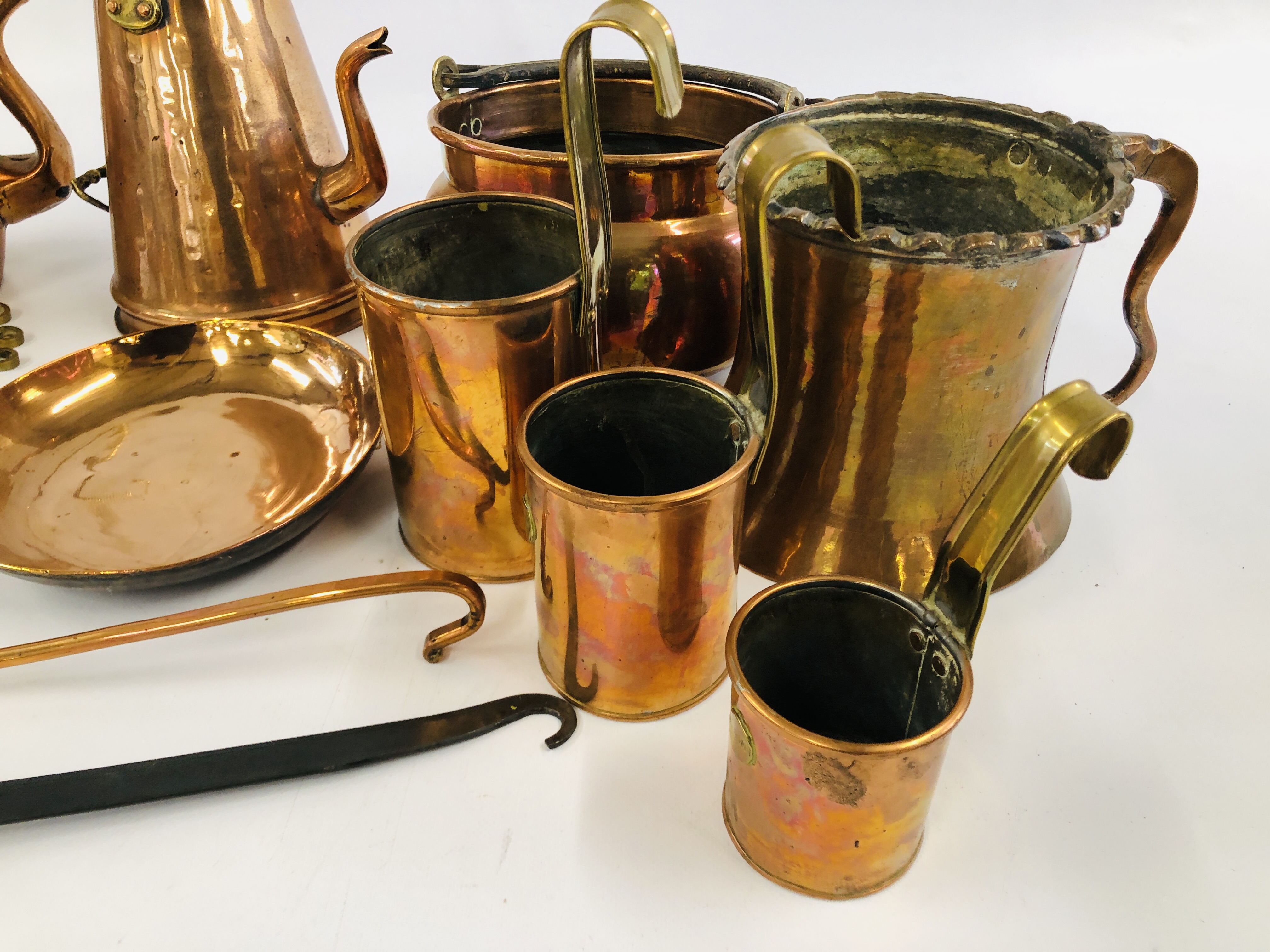 A COLLECTION OF BRASS AND COPPERWARES TO INCLUDE LARGE COPPER KETTLE, COPPER SKILLET, - Image 2 of 9