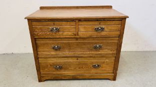 A SOLID OAK TWO OVER TWO CHEST OF DRAWERS LENGTH 91CM. DEPTH 50CM. HEIGHT 74CM.