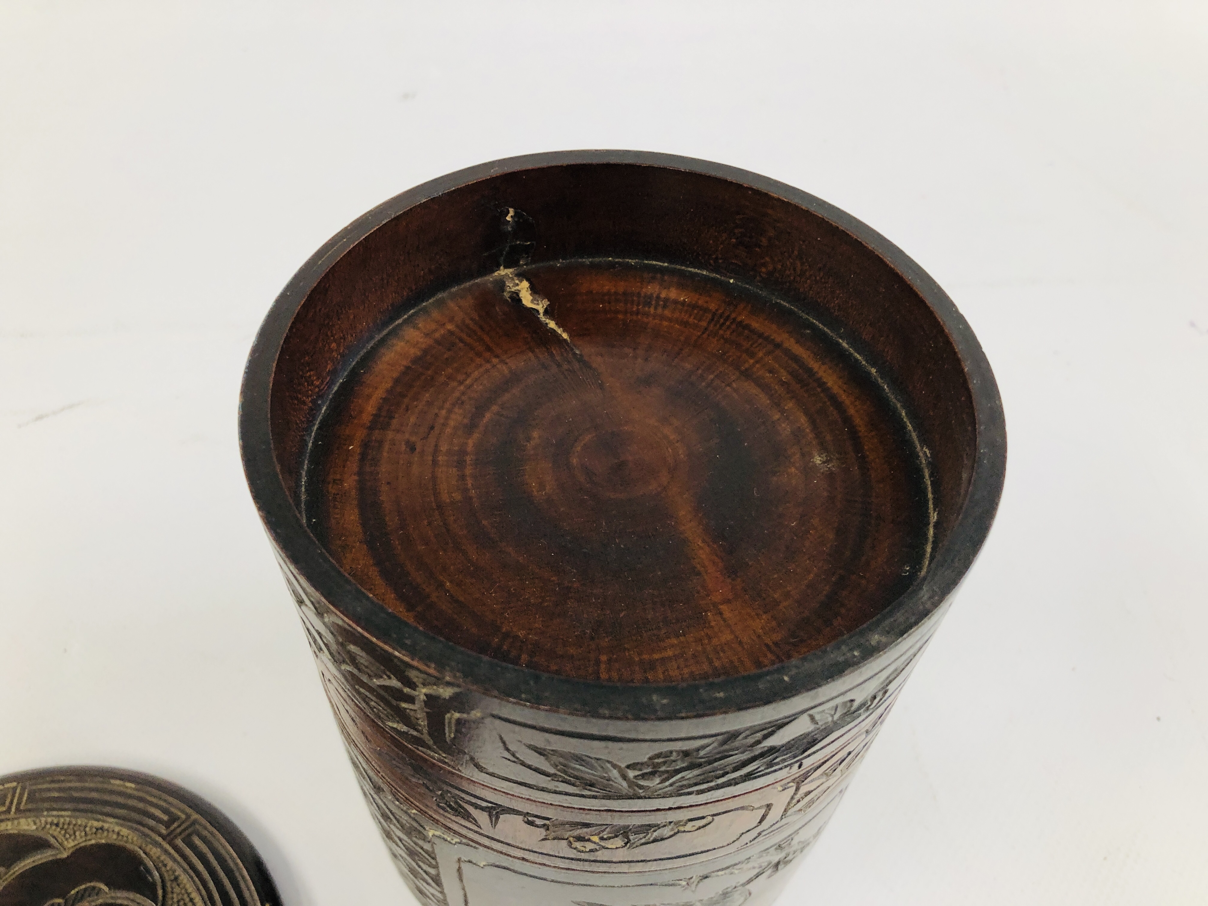 A HAND CARVED CYLINDRICAL DIVISIONAL CONTAINER DECORATED WITH BIRDS AND FOLIAGE - HEIGHT 14CM, - Image 6 of 8