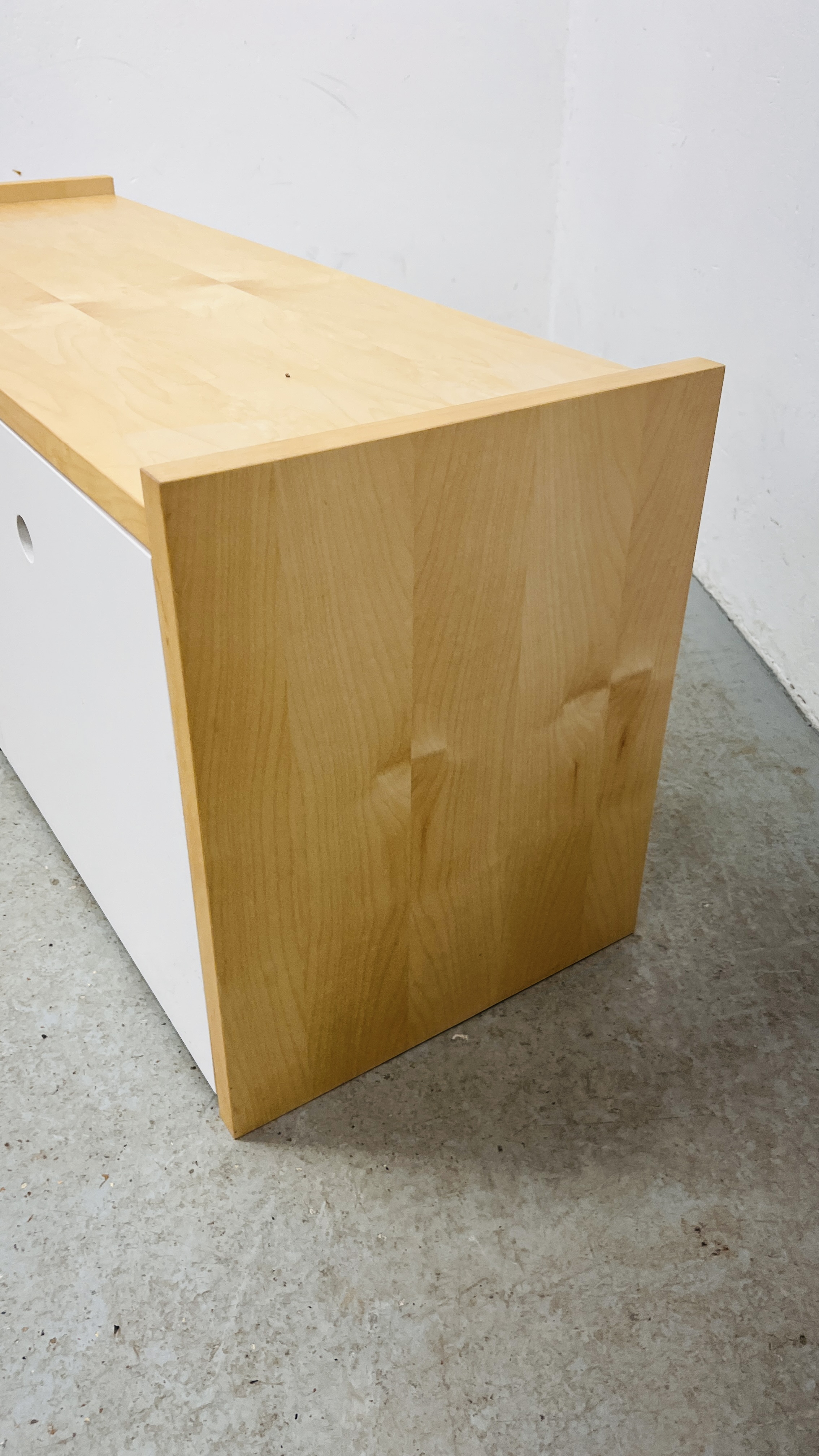 MODERN BEECHWOOD FINISH STORAGE UNIT WITH TWO ROLL OUT DRAWERS. - Image 5 of 6