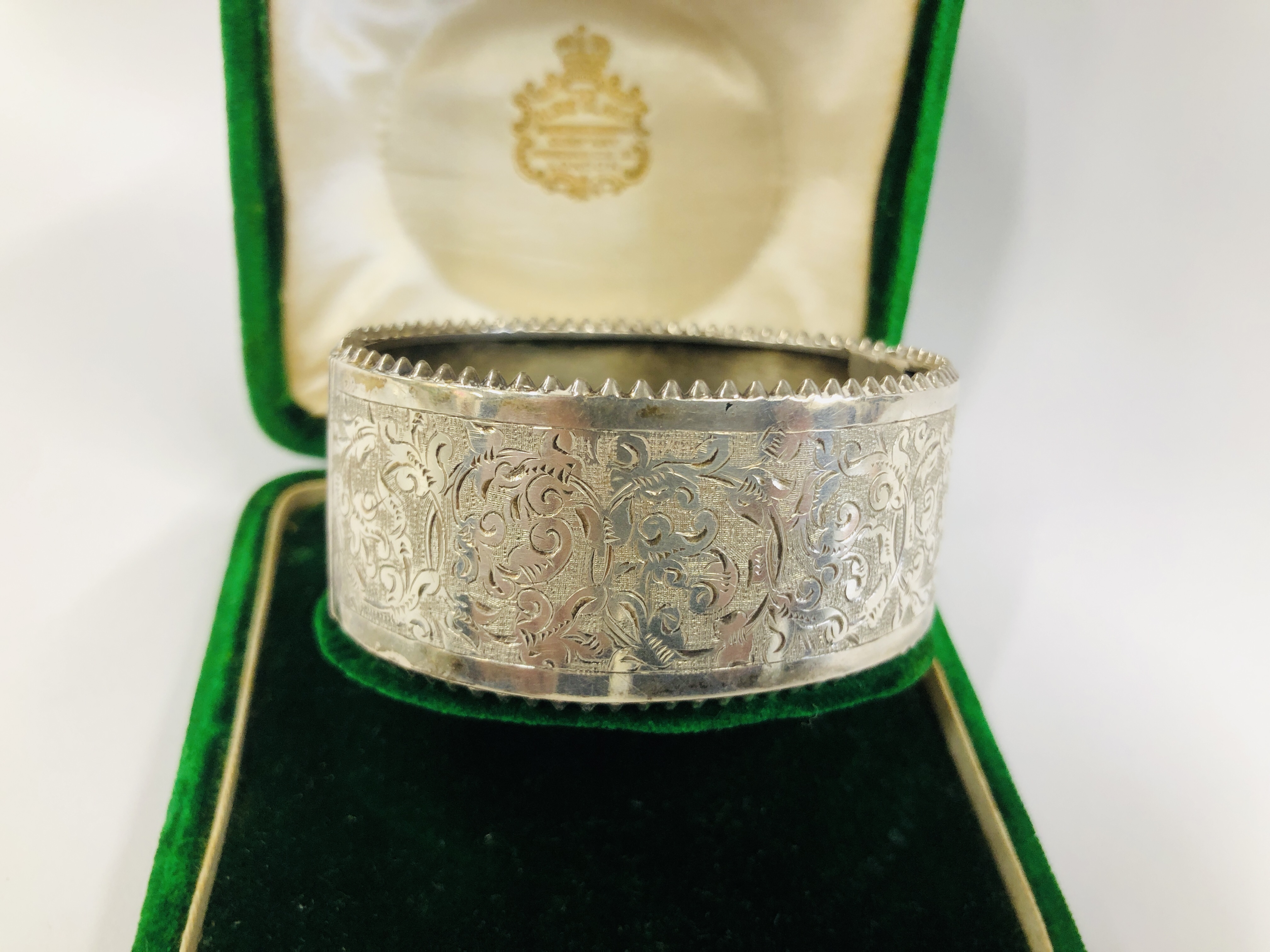 A VINTAGE WHITE METAL ENGRAVED HINGED BANGLE IN AN ANTIQUE GREEN VELVET BOX MARKED "THE ALEX CLARK" - Image 2 of 11